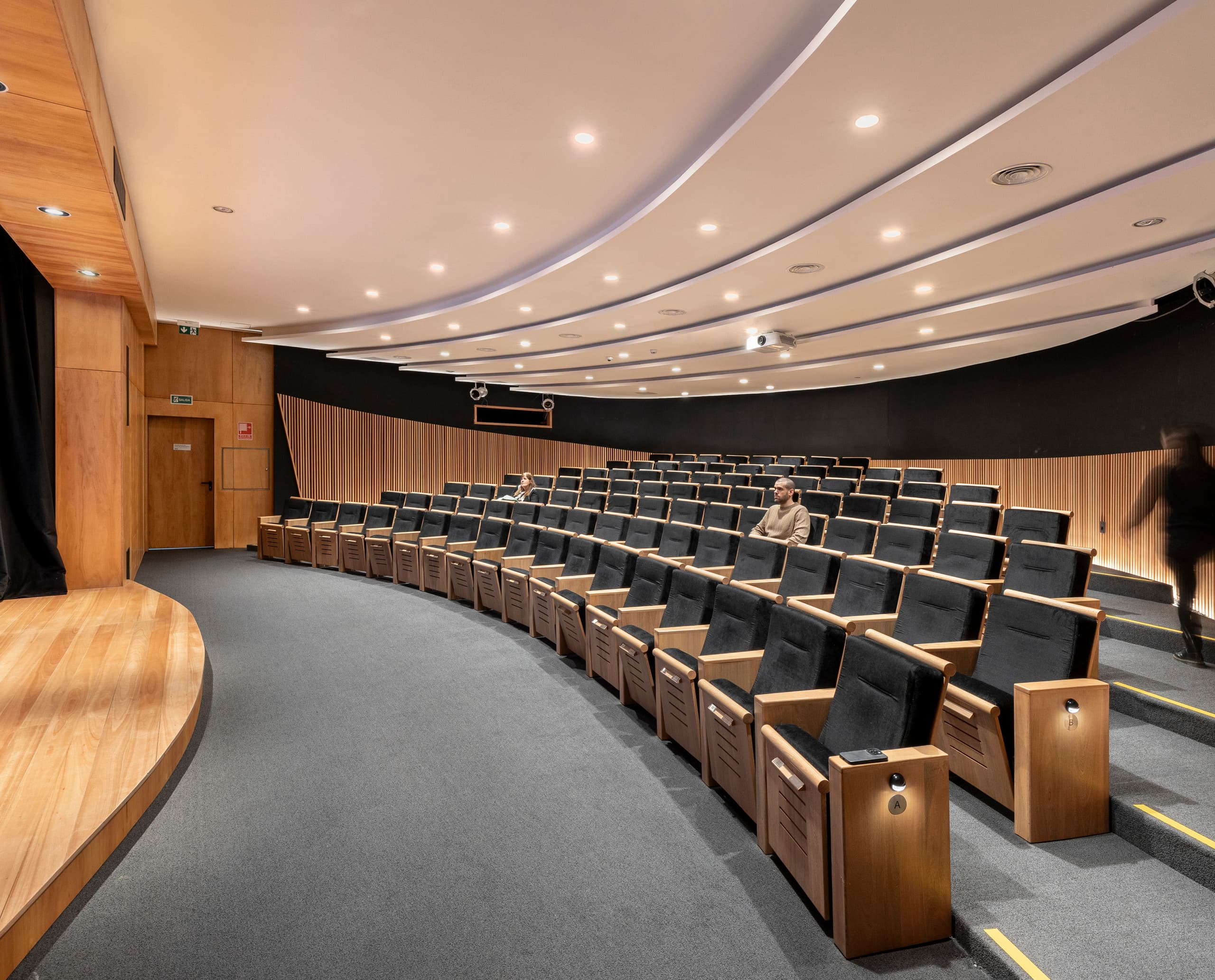 Auditorium im Museo Atchugarry mit ERCO LED-Beleuchtung für visuellen Komfort.