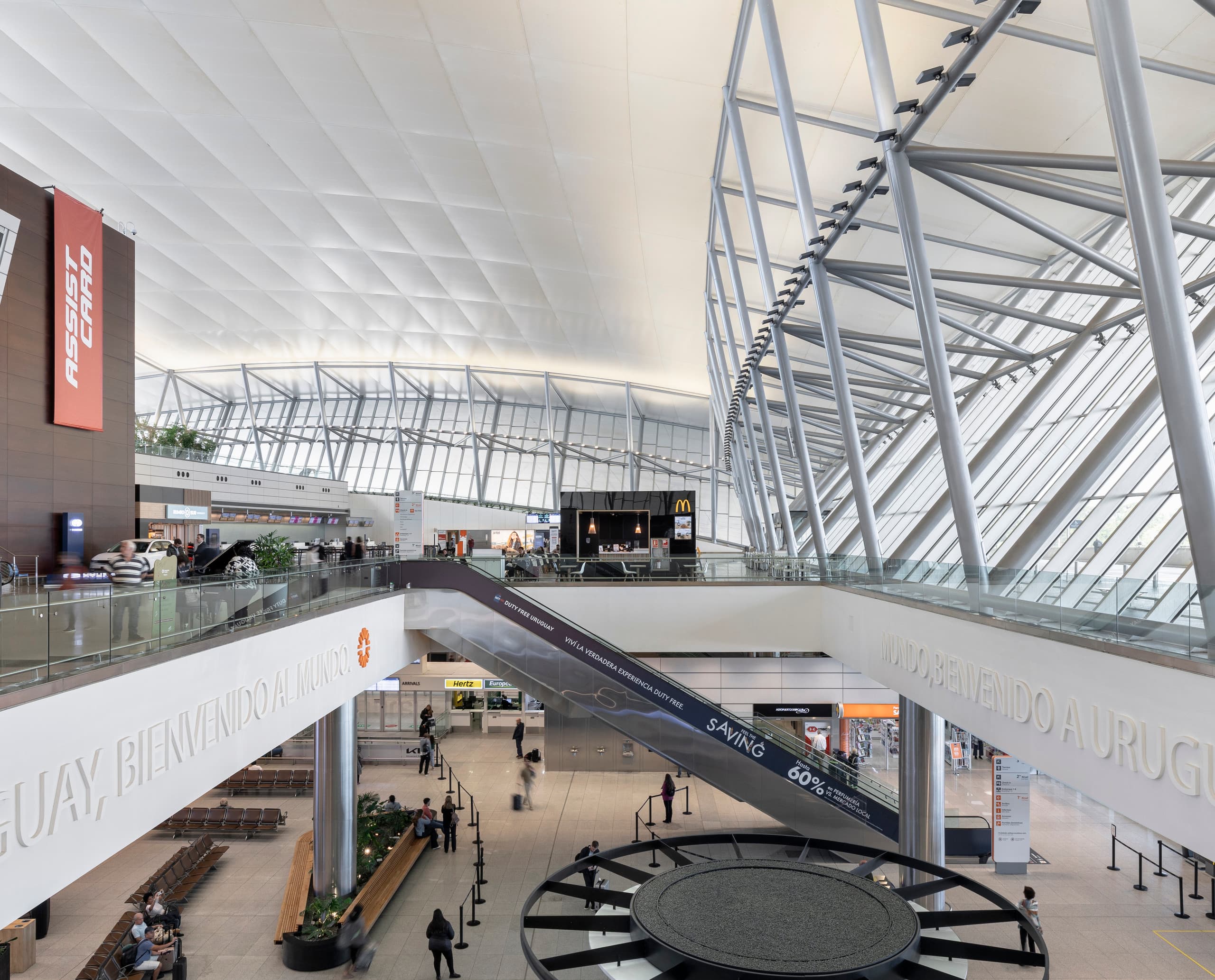 Carrasco International Airport Terminal mit ERCO LED-Beleuchtung.