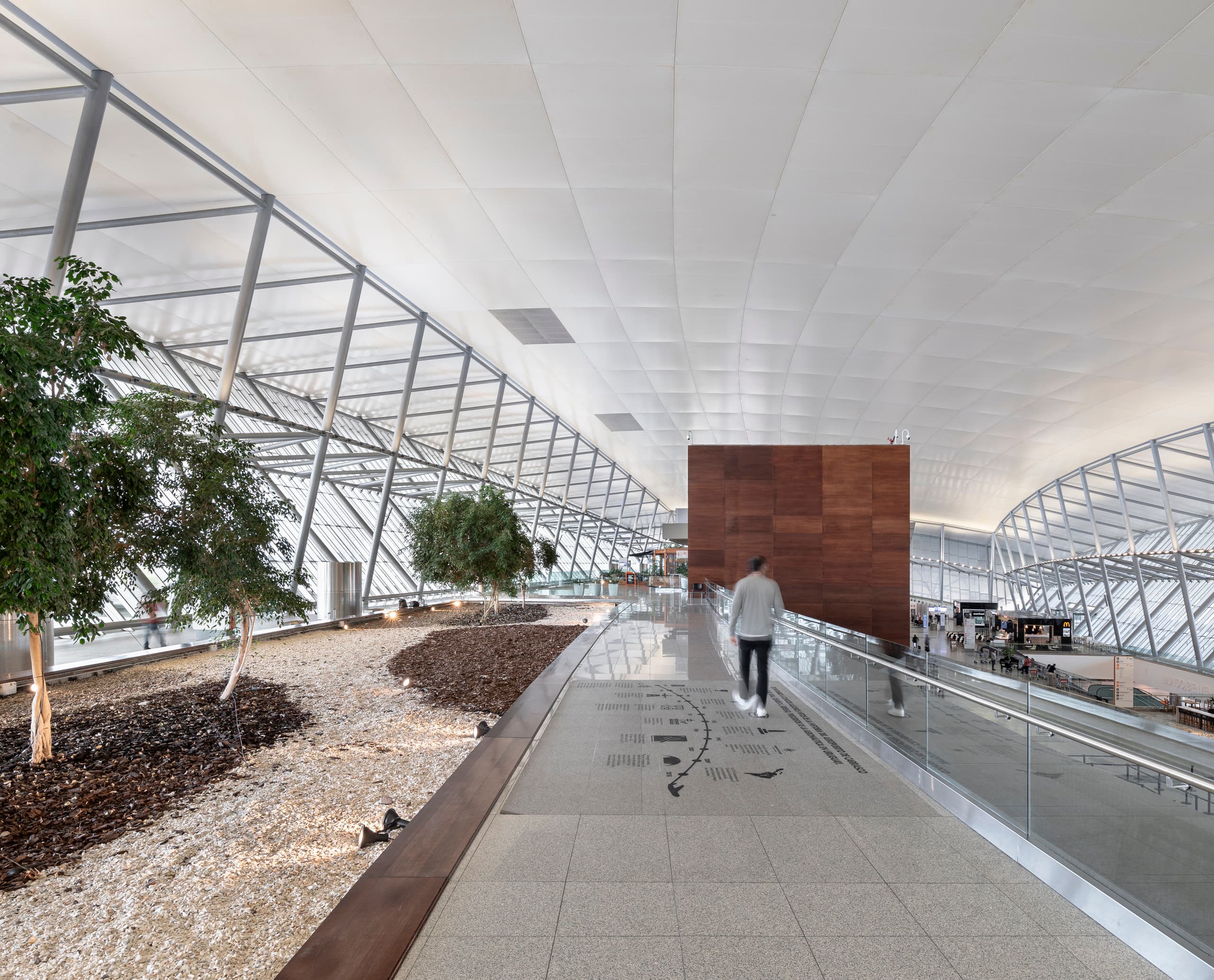 Innenansicht des Carrasco International Airport mit ERCO LED-Beleuchtung.