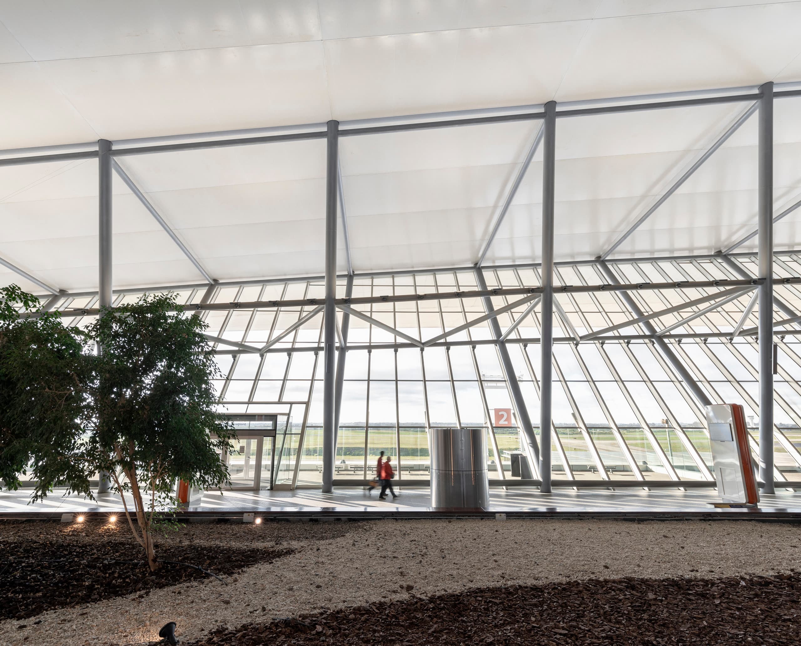 Innenansicht des Carrasco International Airport mit ERCO LED-Beleuchtung.