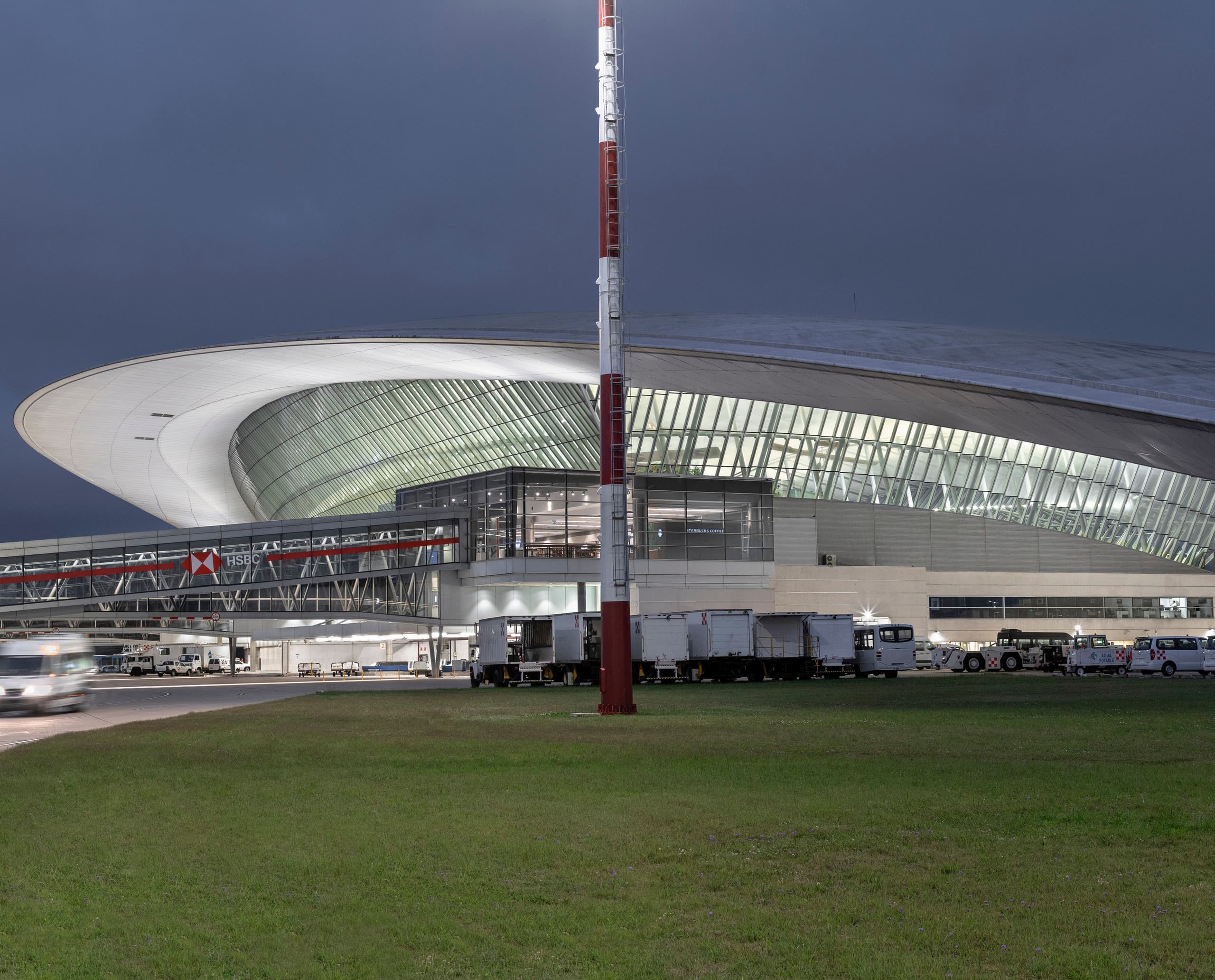 Carrasco International Airport bei Nacht, beleuchtet mit ERCO LED-Leuchten.