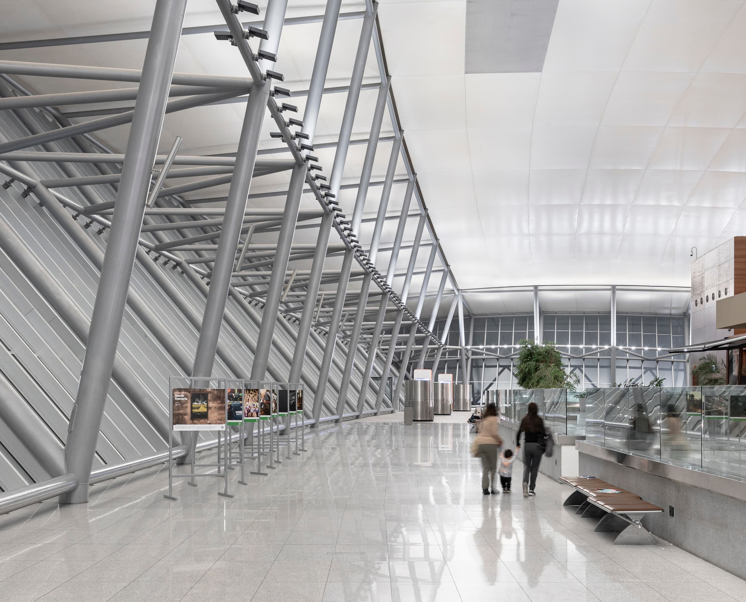 Innenansicht des Carrasco International Airport mit ERCO LED-Beleuchtung.