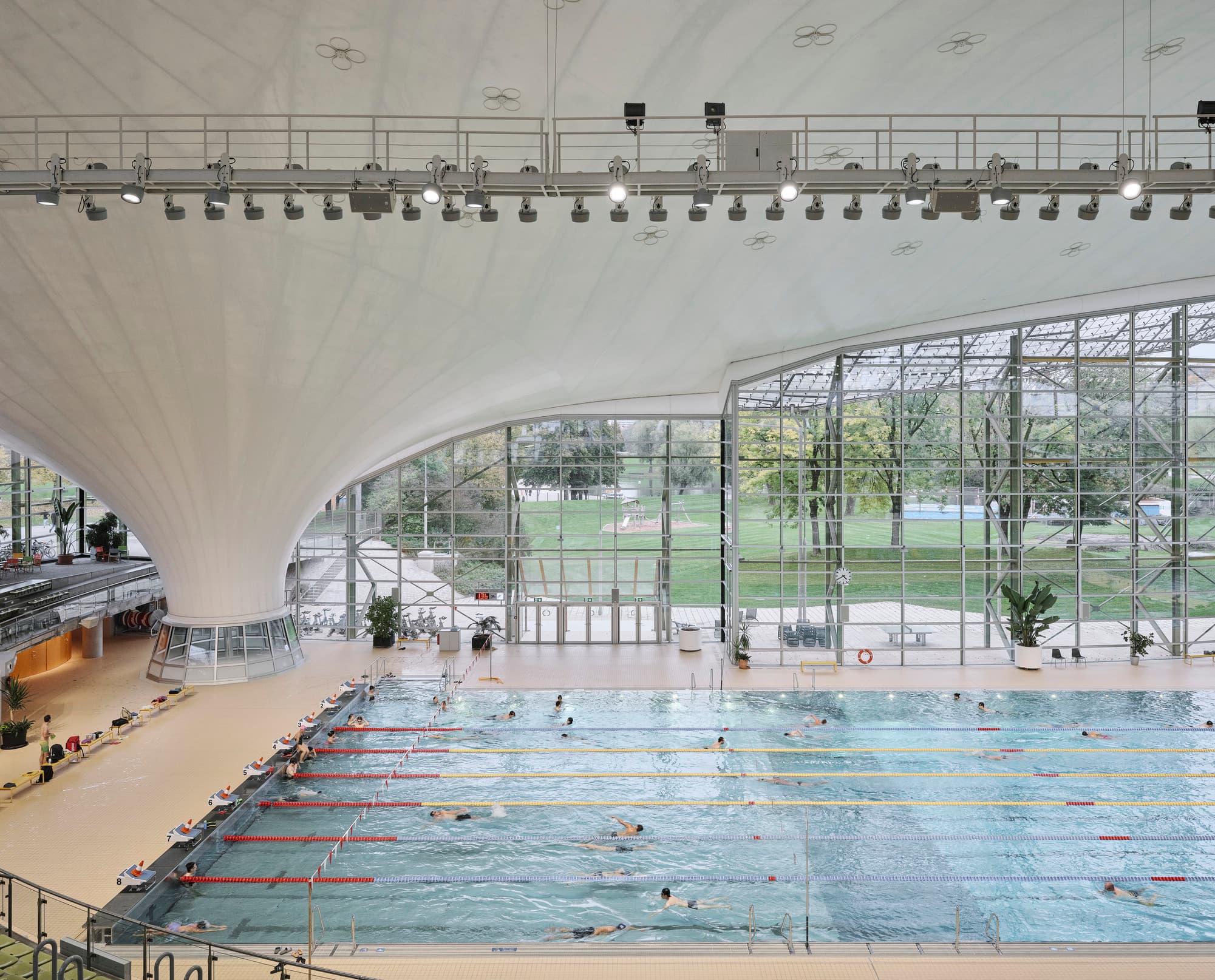 LED-Beleuchtung im Aquatic Centre Olympiapark München für hohe Energieeffizienz und Sehkomfort.