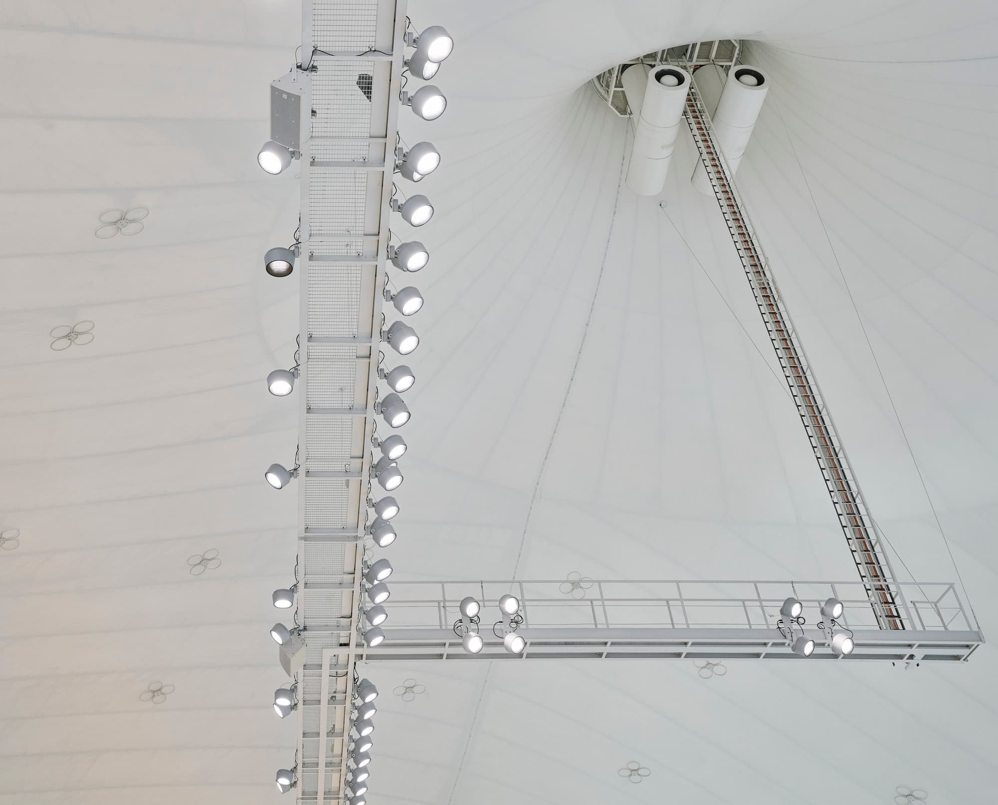 ERCO Kona LED-Strahler im Münchner Olympiapark-Schwimmhalle für effiziente Beleuchtung unter dem Zeltdach.