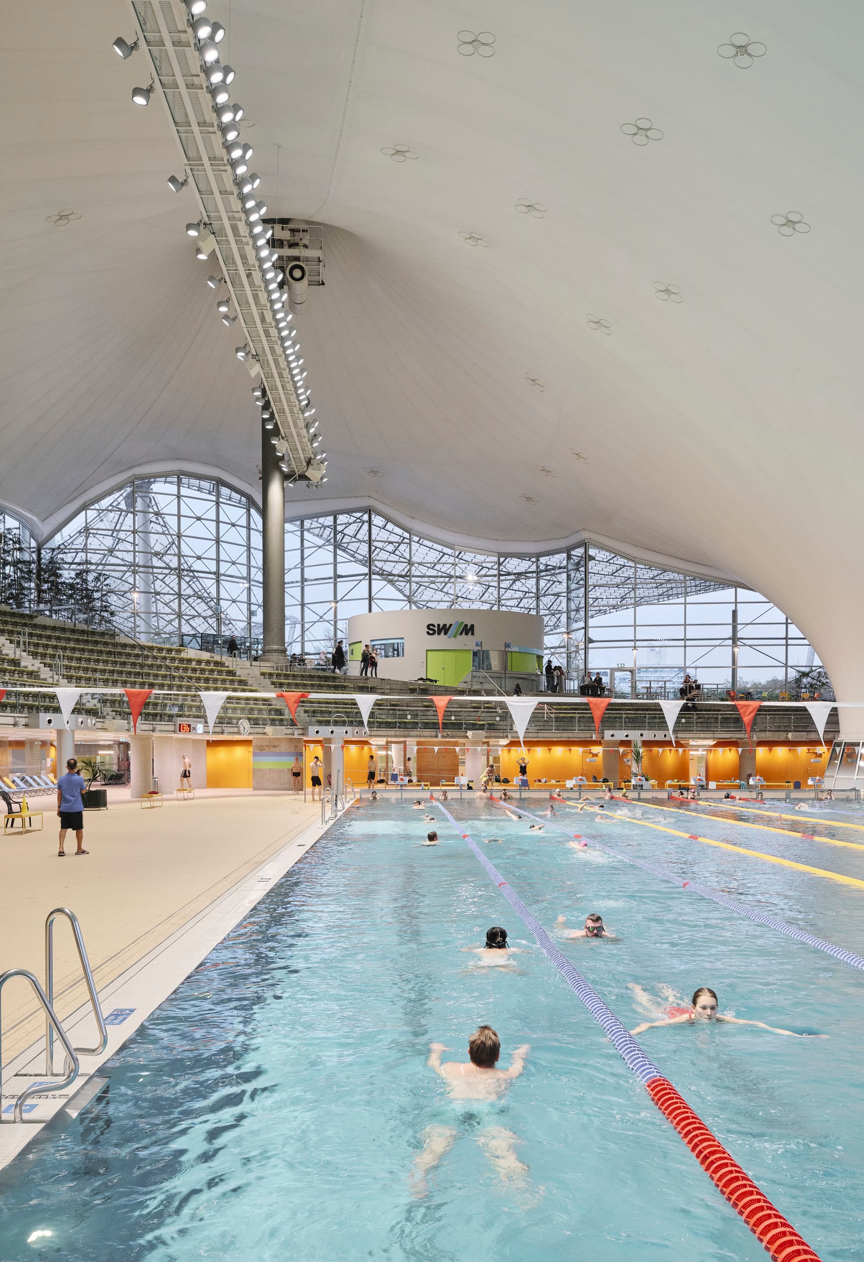 LED-Beleuchtung im Aquatic Centre, Olympiapark München, für verbesserte Energieeffizienz und Sehkomfort.