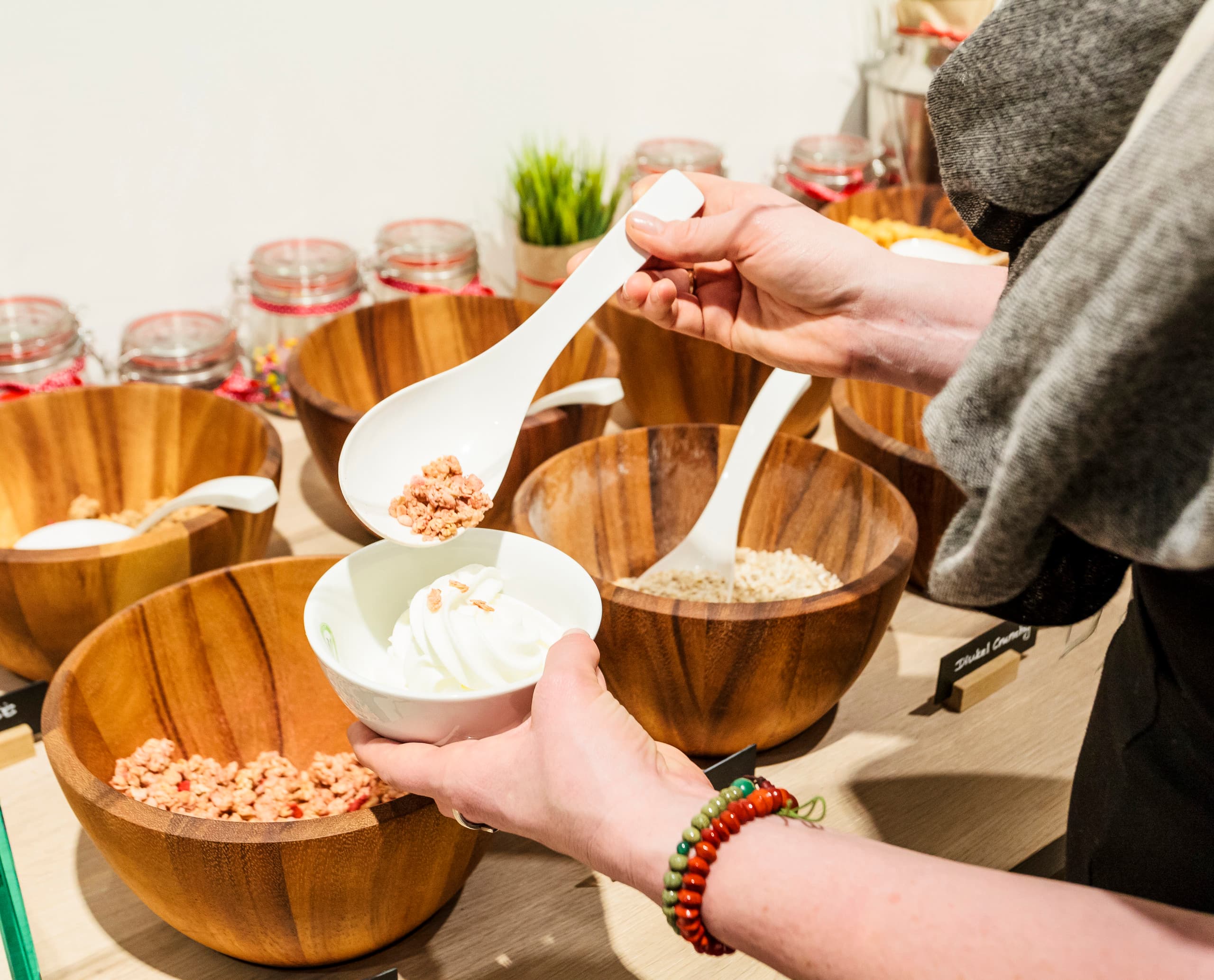 Youfresh: Joghurt-Toppings werden mit ERCO Licht betont, um Frische und Vielfalt hervorzuheben.
