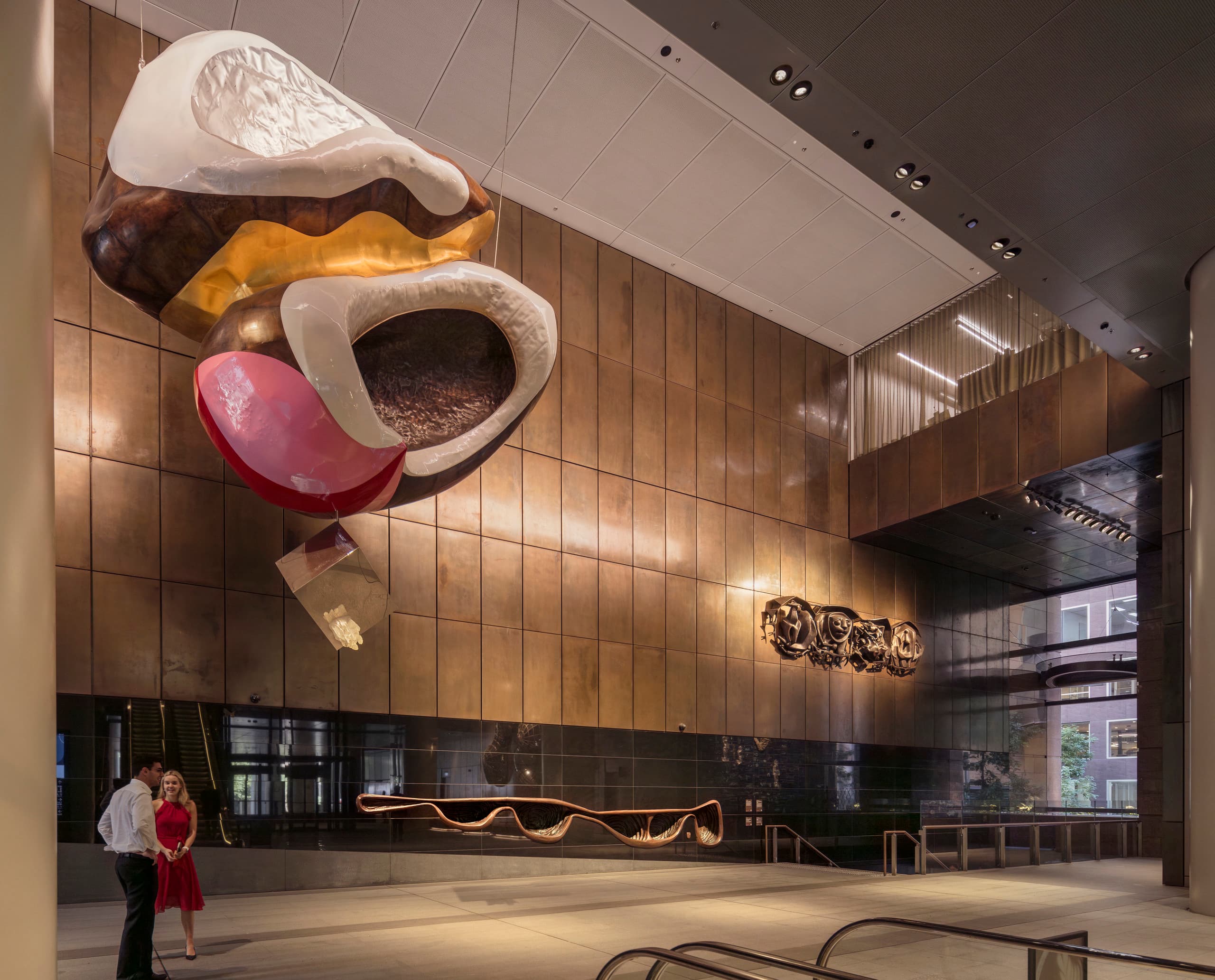 Claire Healy und Sean Cordeiro Skulptur, beleuchtet mit ERCO Strahlern in der Martin Place Metro Station, Sydney.