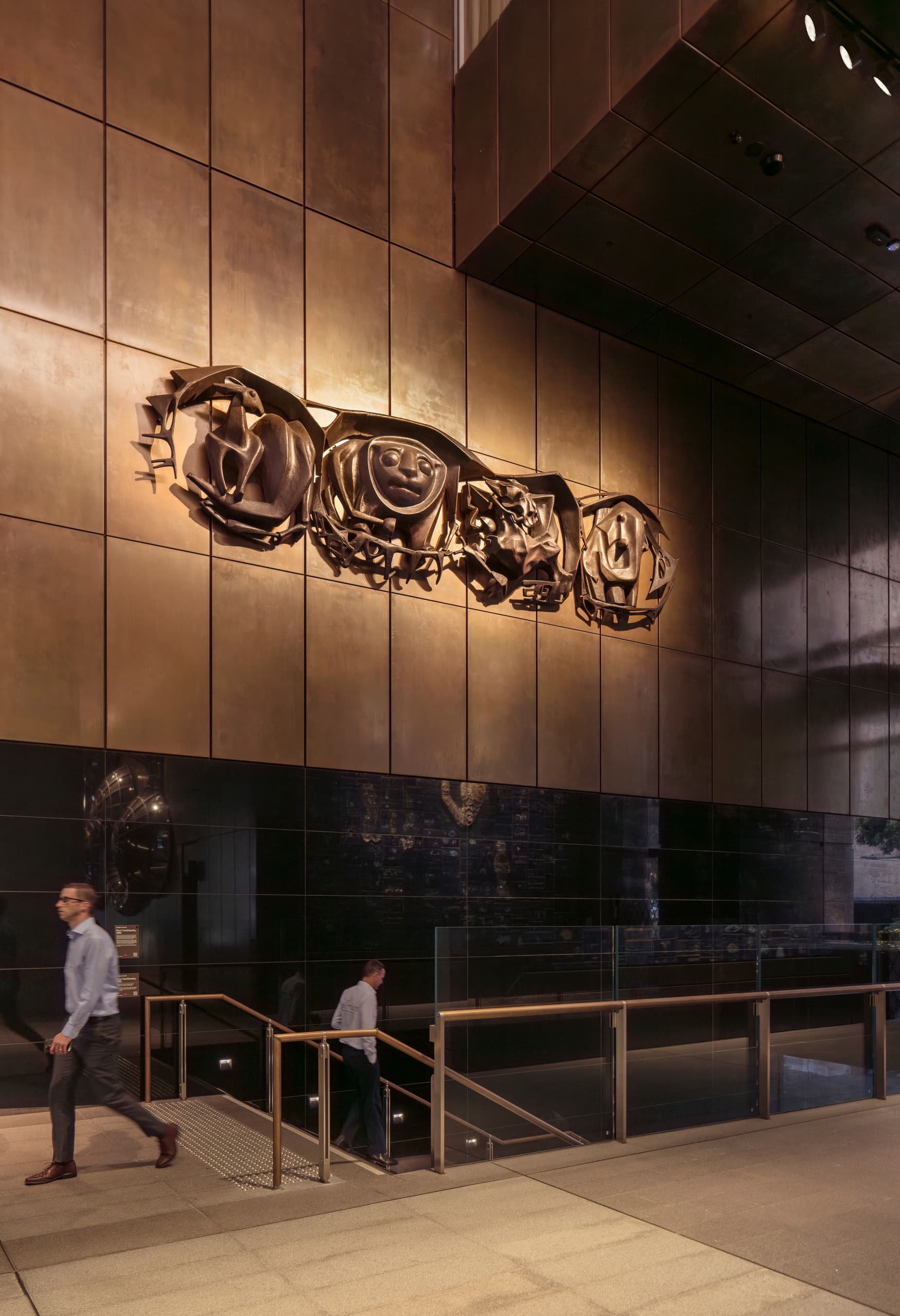 Die Skulptur "Four Continents" von Douglas Annand im Martin Place Metro Station, beleuchtet mit ERCO Strahlern.