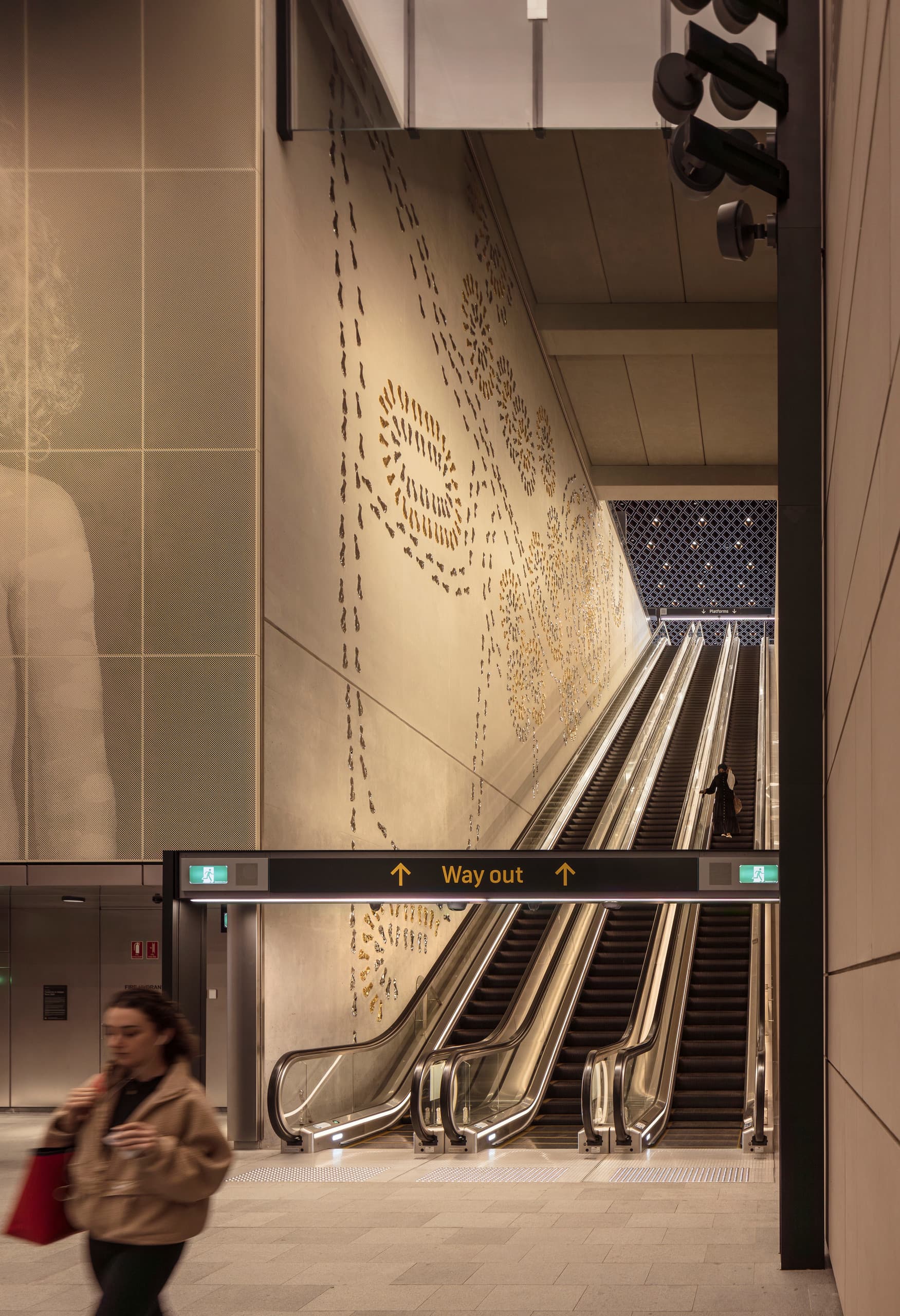 ERCO Kona Projektoren beleuchten die Kunstinstallation in der Waterloo Metro Station, Sydney.