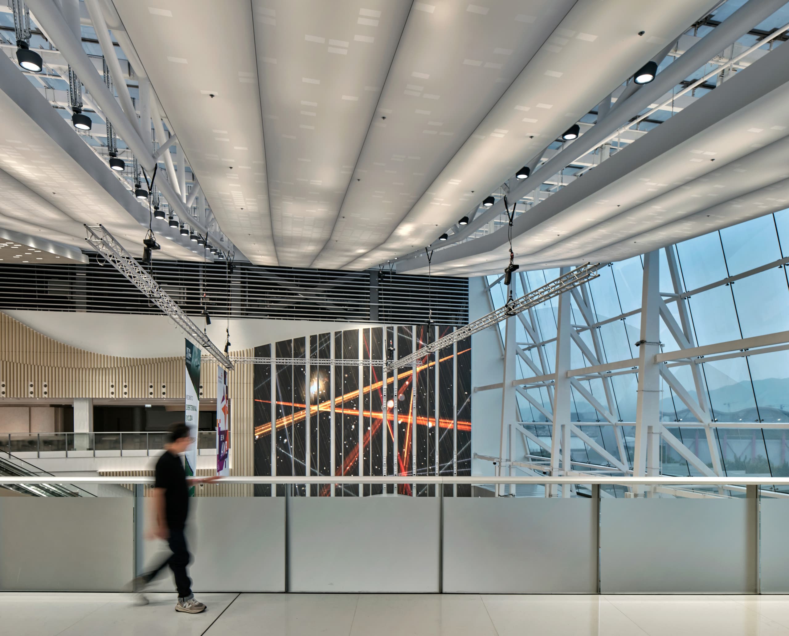 ERCO Kona Strahler beleuchten die hohe Decke der Asia World-Expo Lobby in Hongkong.