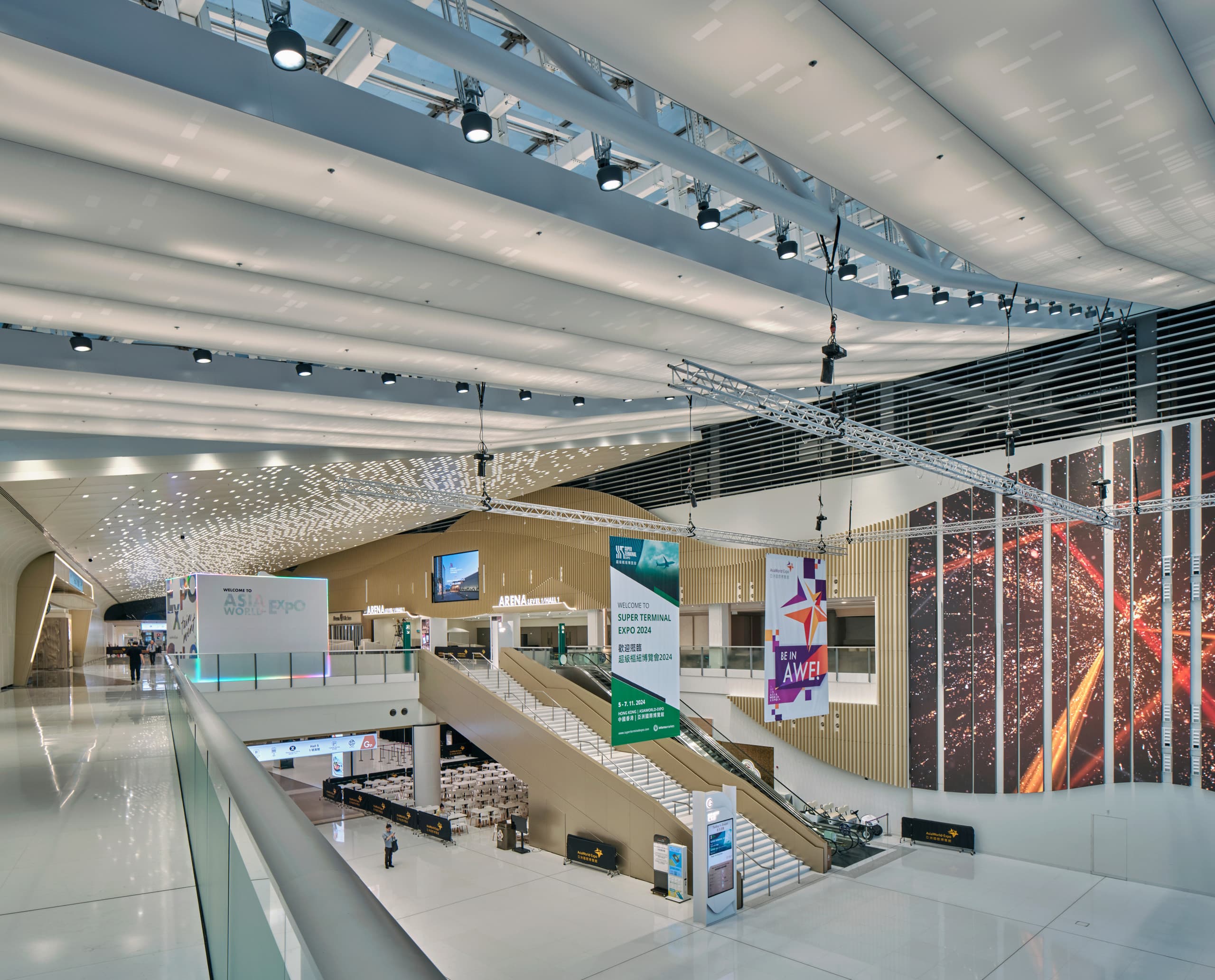 ERCO Kona Flutlichter im Asia World-Expo East Entrance Lobby, Hong Kong. Leistungsstarke Beleuchtung für hohe Decken.