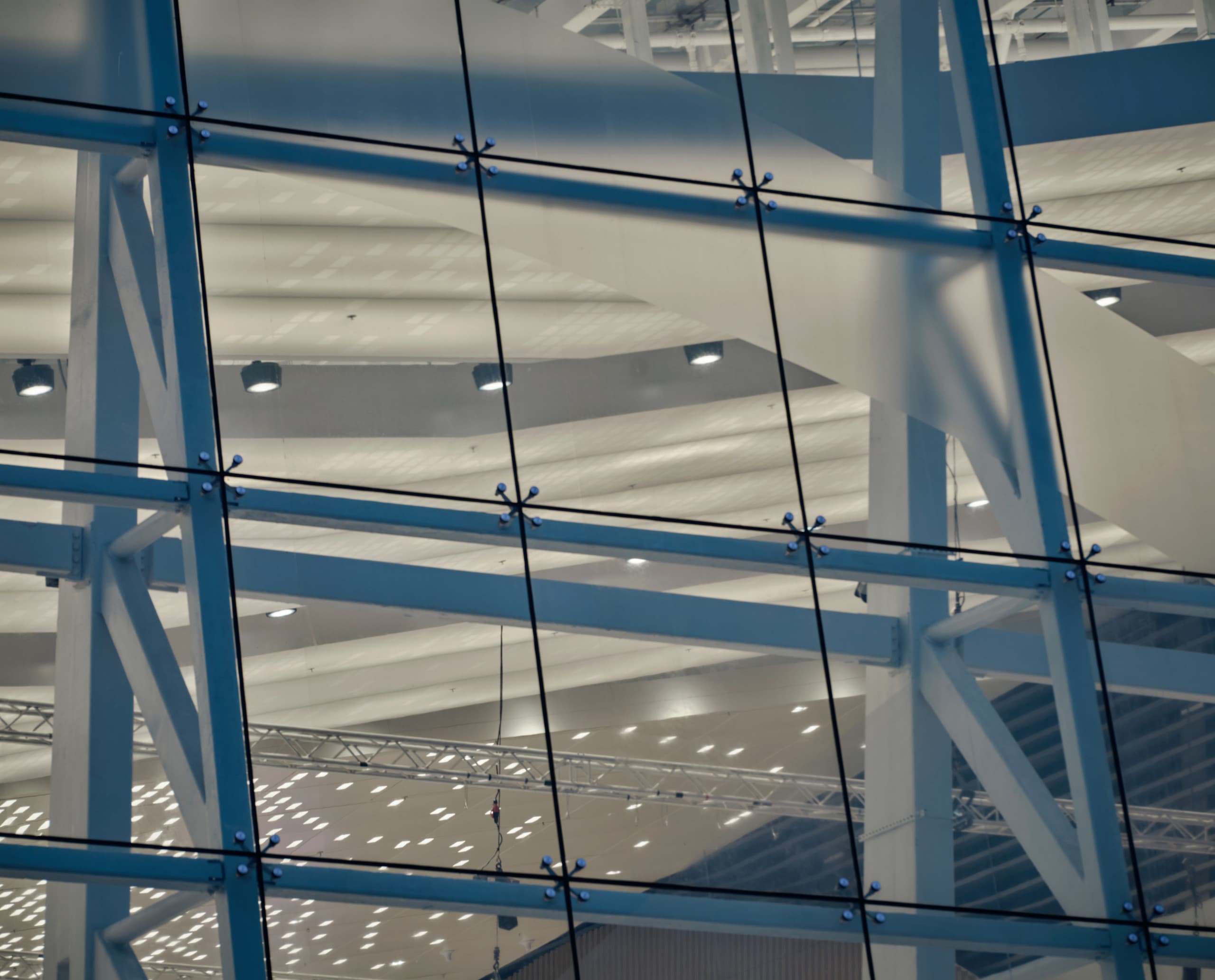 Glasfassade der Asia World-Expo mit ERCO Beleuchtung im Innenraum.