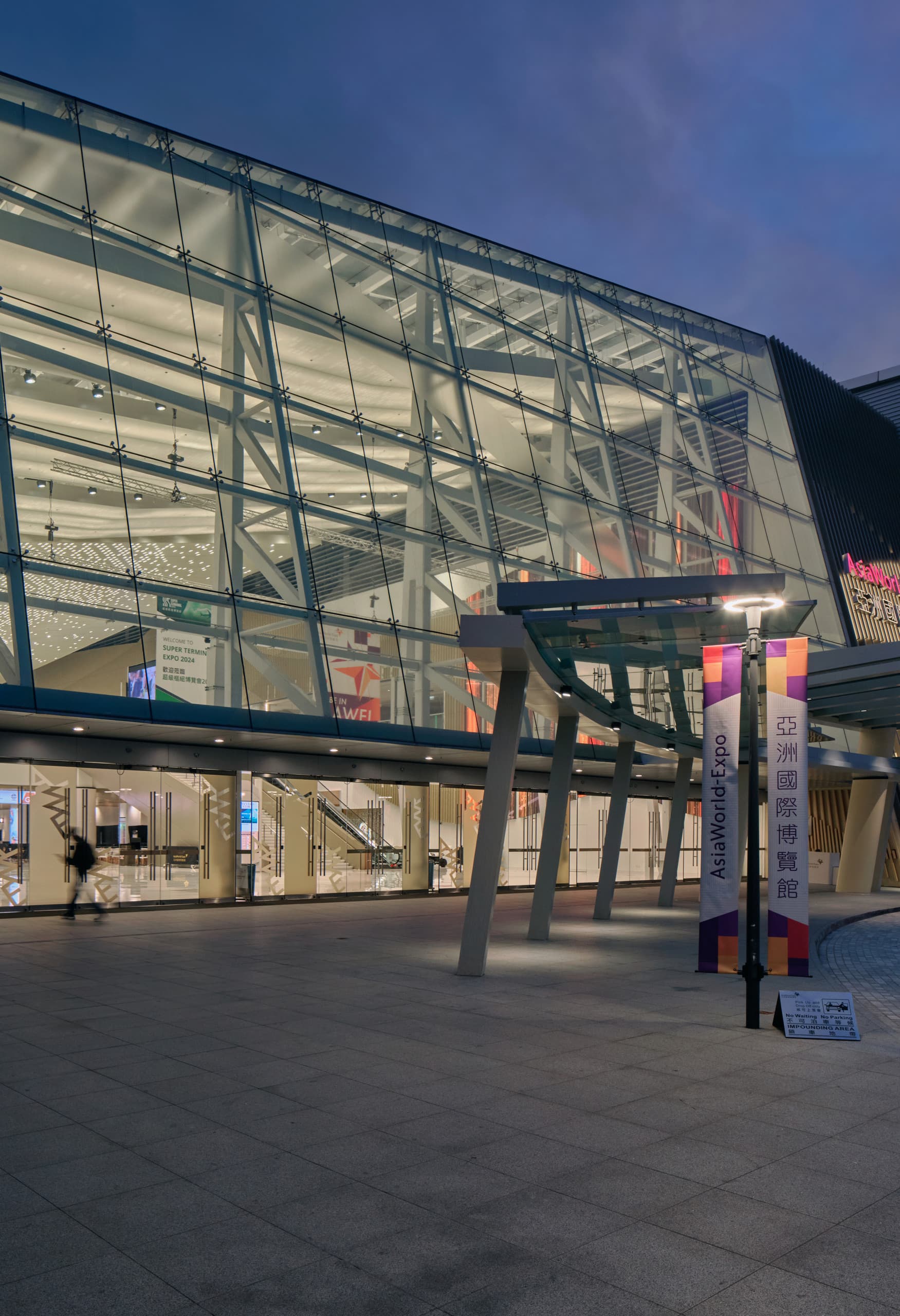 Asia World-Expo Ost-Eingangshalle mit ERCO Kona Flutern für gleichmäßige Ausleuchtung.