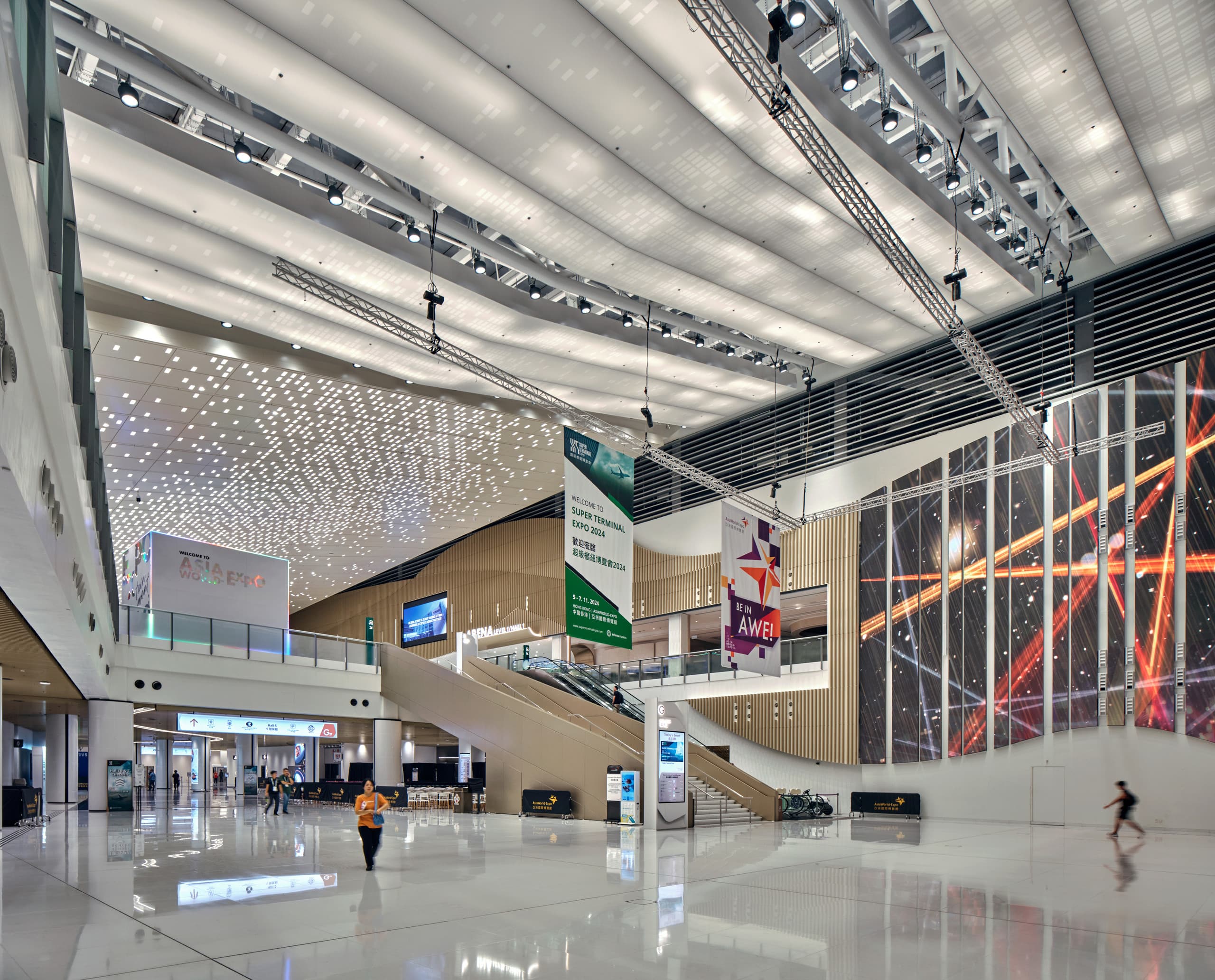 Asia World-Expo Ost-Eingangshalle mit ERCO Kona Flutern für gleichmäßige Ausleuchtung.