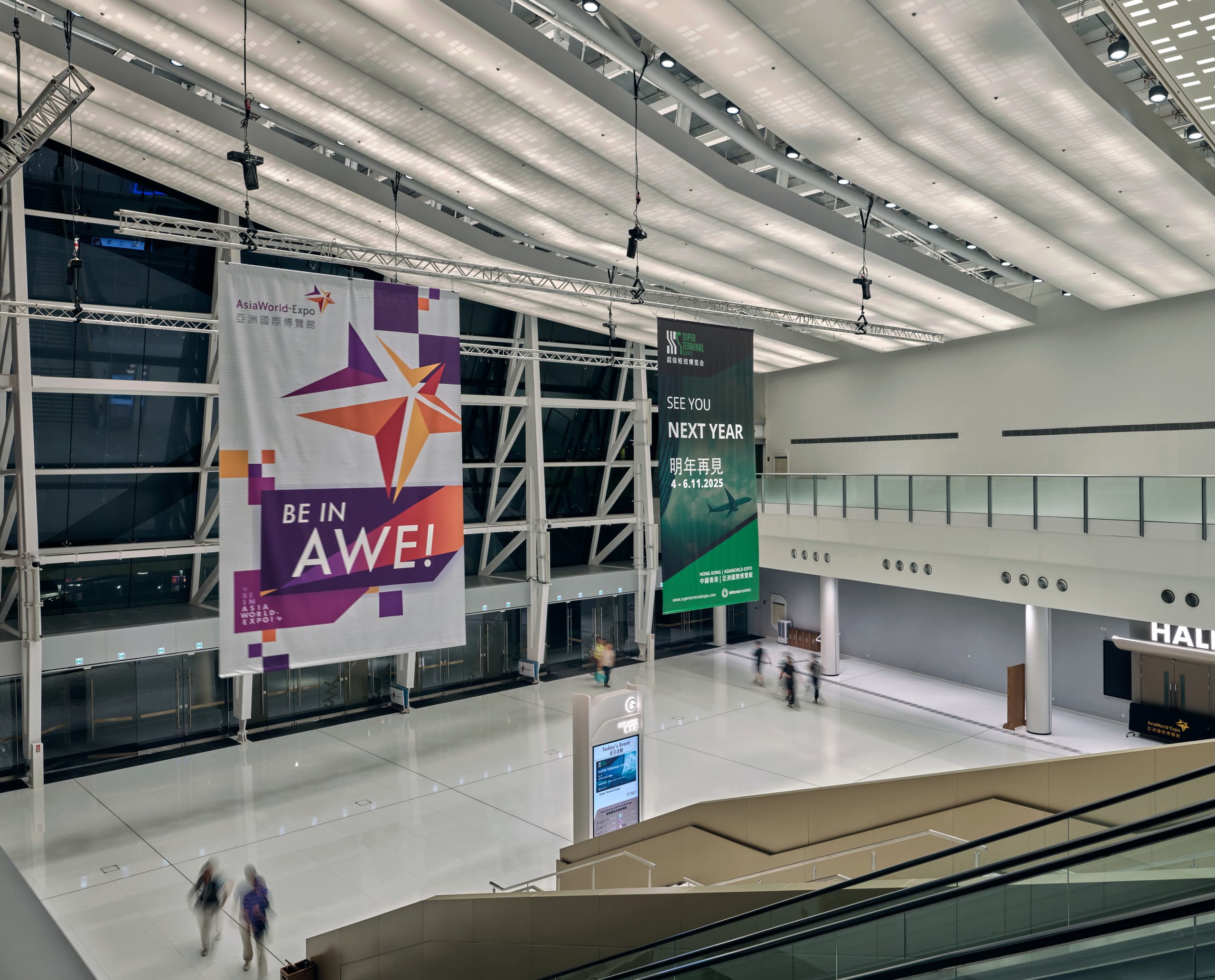 Asia World-Expo Ost-Eingangshalle mit ERCO Kona Strahlern für hohe Decken.