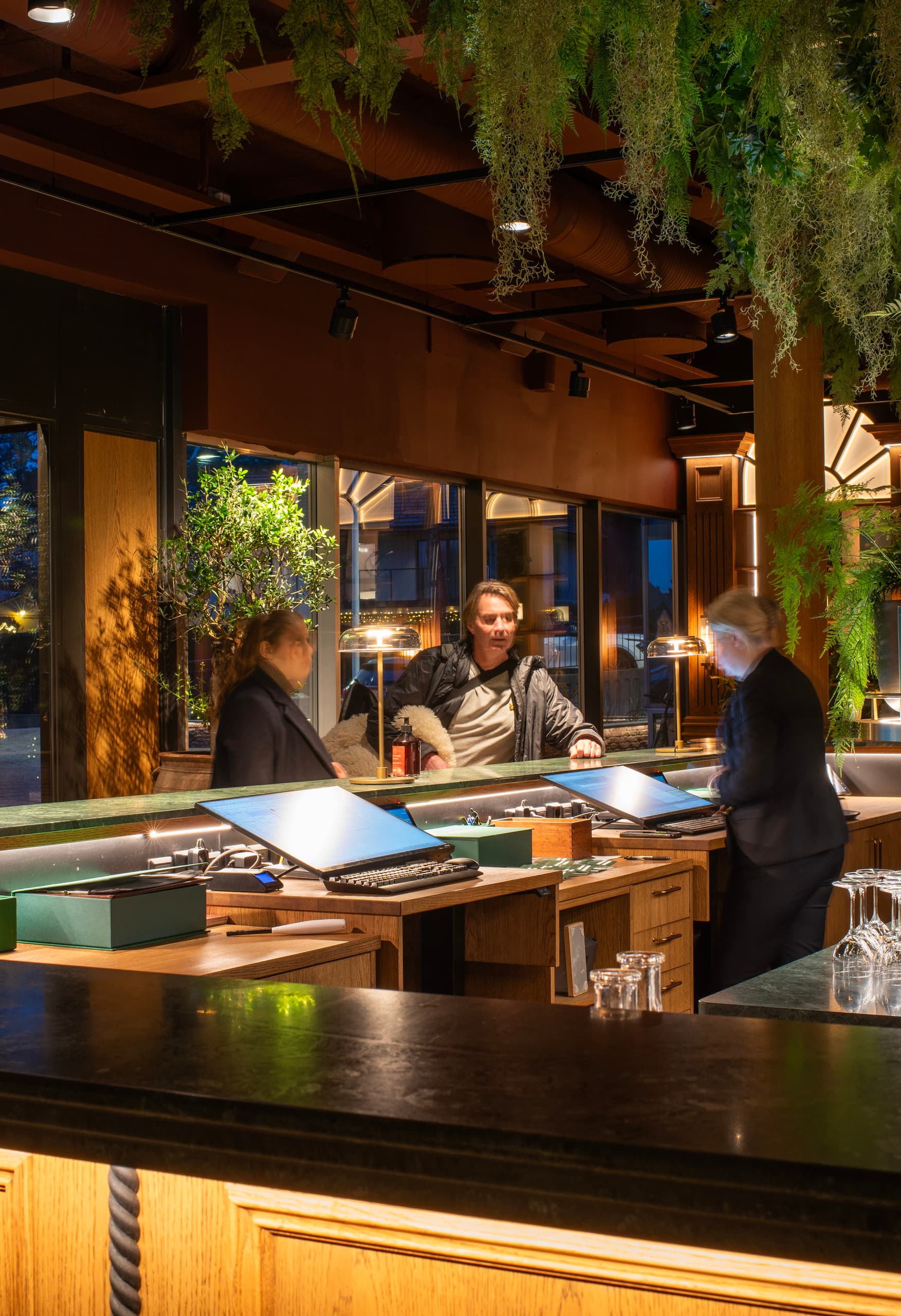 Hotel Villa Foresta Empfangsbereich mit ERCO LED-Beleuchtung für einladende Atmosphäre.