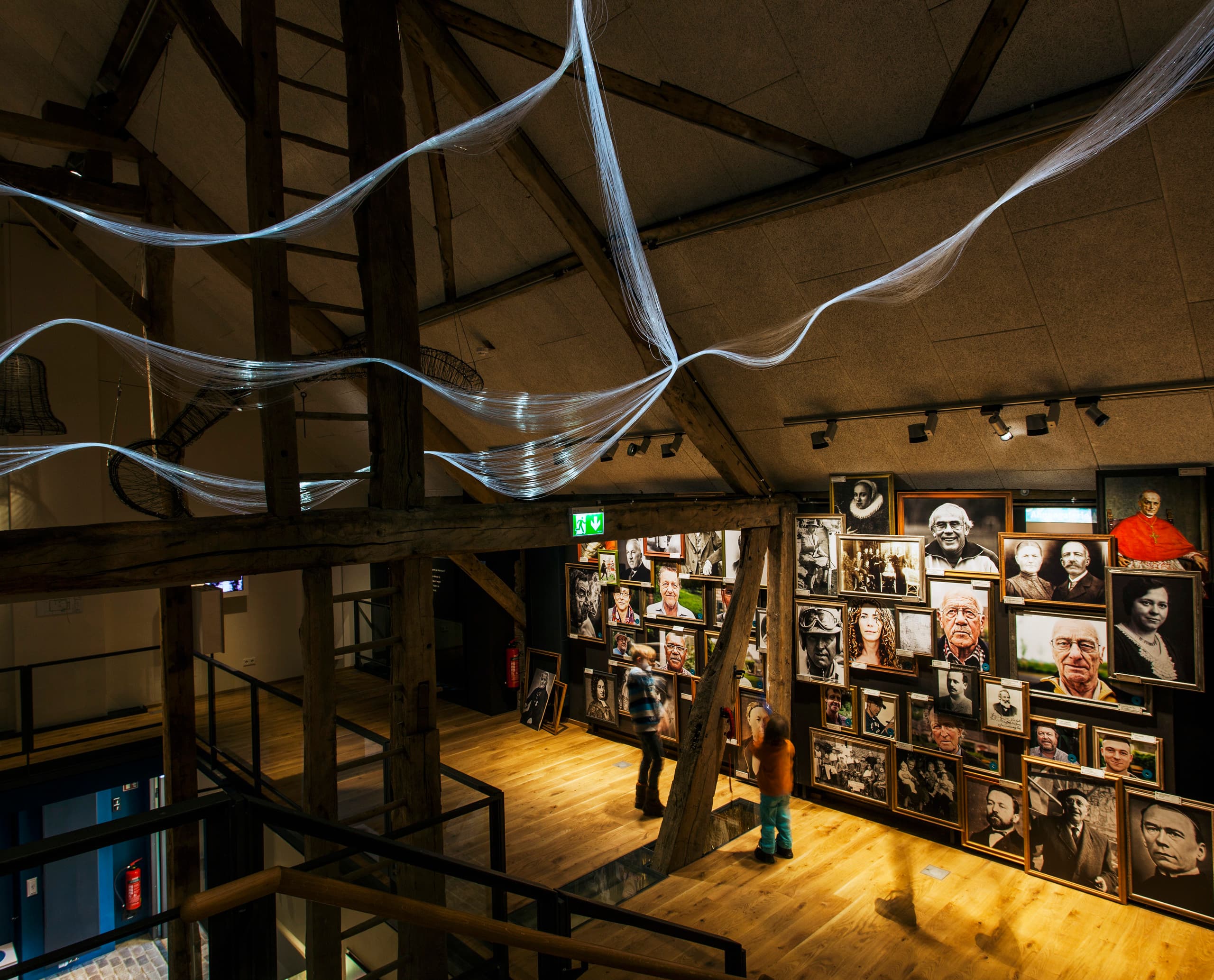 Gymnicher Mühle Museum: ERCO LED-Beleuchtung akzentuiert die historische Wassermühle und die Flussausstellung.