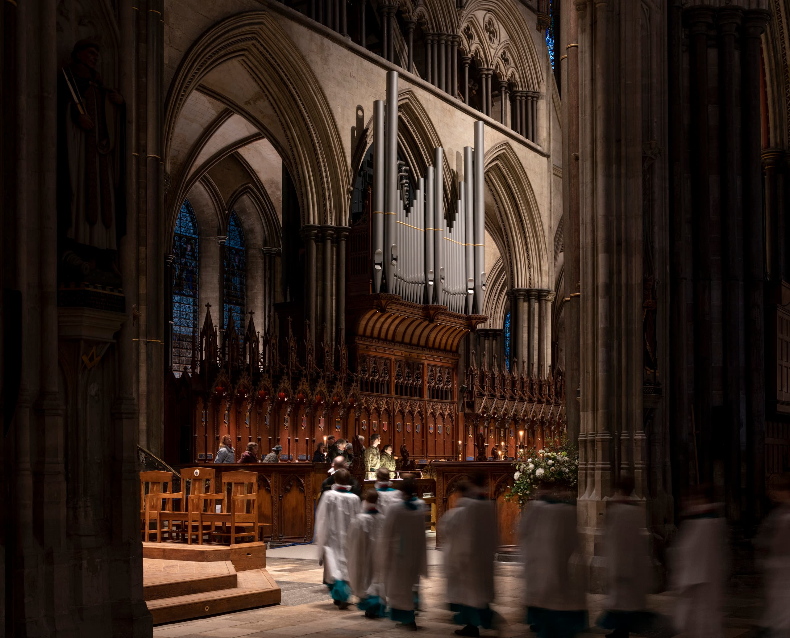Innenansicht der Salisbury Kathedrale mit ERCO LED-Beleuchtung und Orgel.