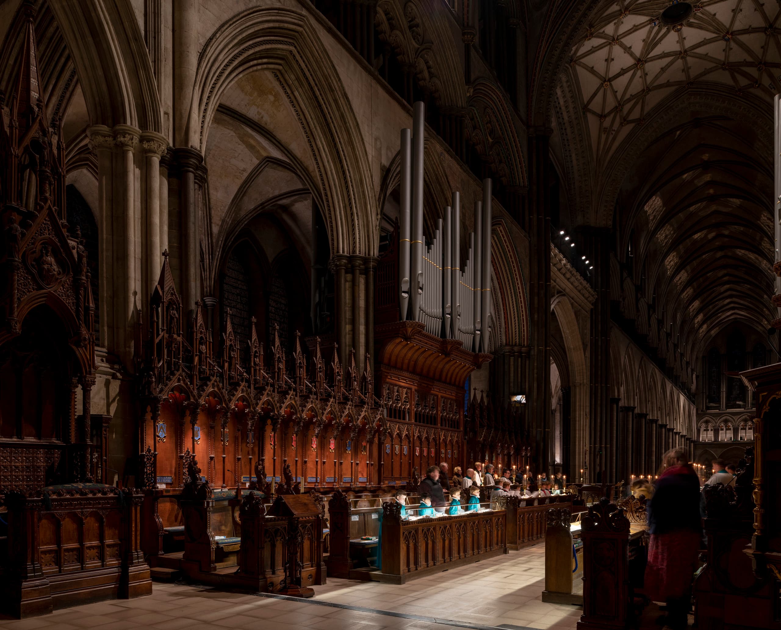 Innenansicht der Salisbury Kathedrale mit ERCO LED-Beleuchtung, die Details hervorhebt und eine einladende Atmosphäre schafft.