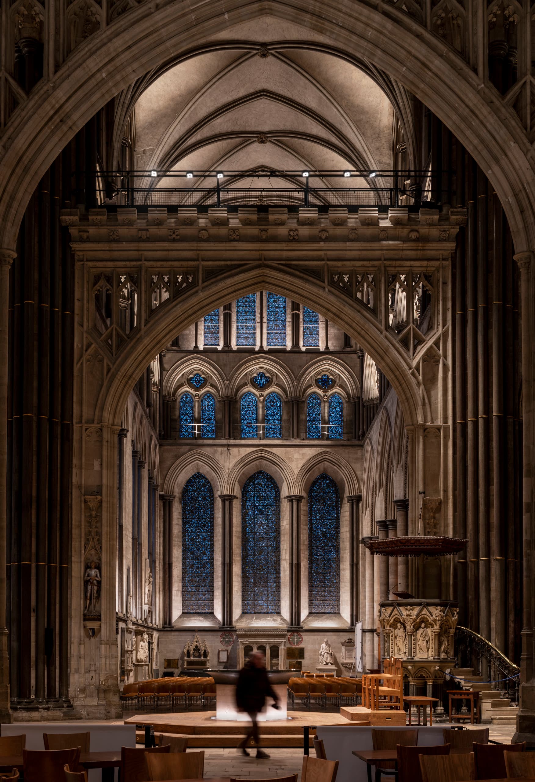 Innenansicht der Salisbury Kathedrale mit ERCO LED-Beleuchtung, die Details hervorhebt und Energie spart.
