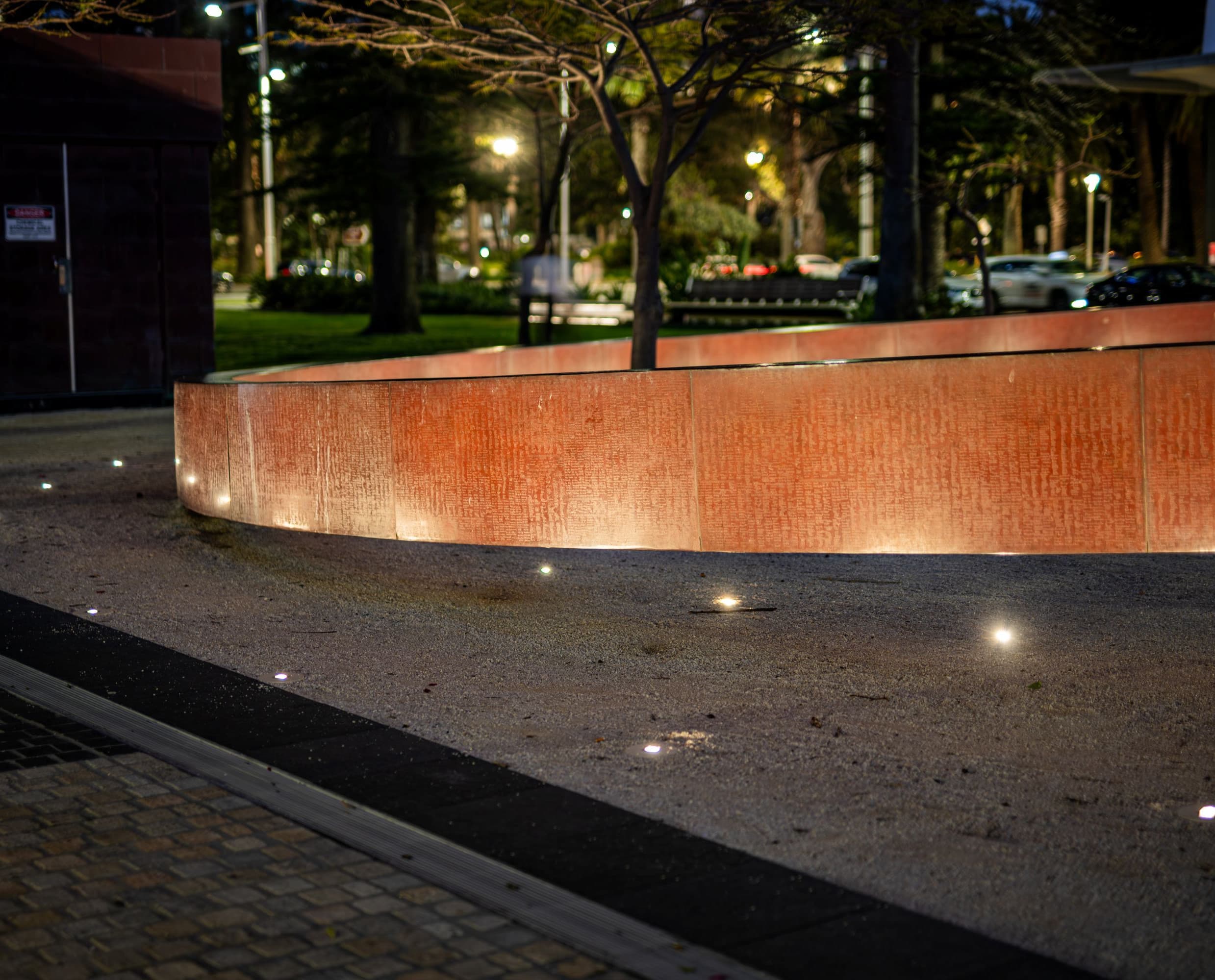 Beleuchteter Signature Ring in Elizabeth Quay, Perth, mit ERCO Tesis Bodeneinbauleuchten.