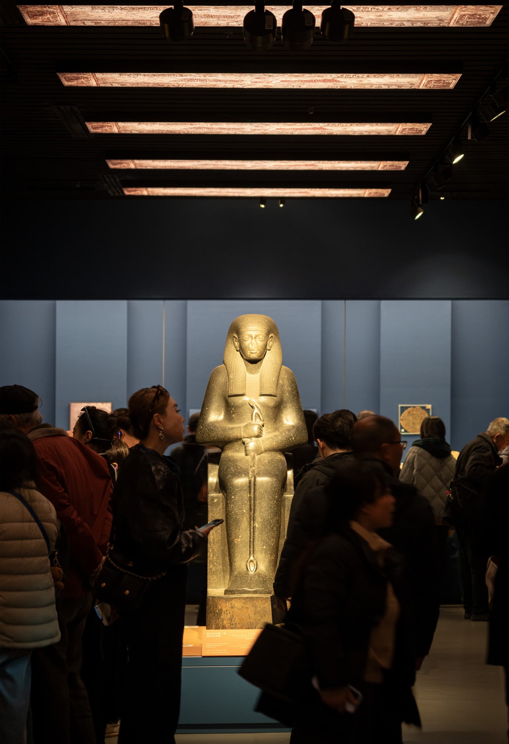 Ägyptische Statue im Shanghai Museum, beleuchtet mit ERCO LED-Licht.