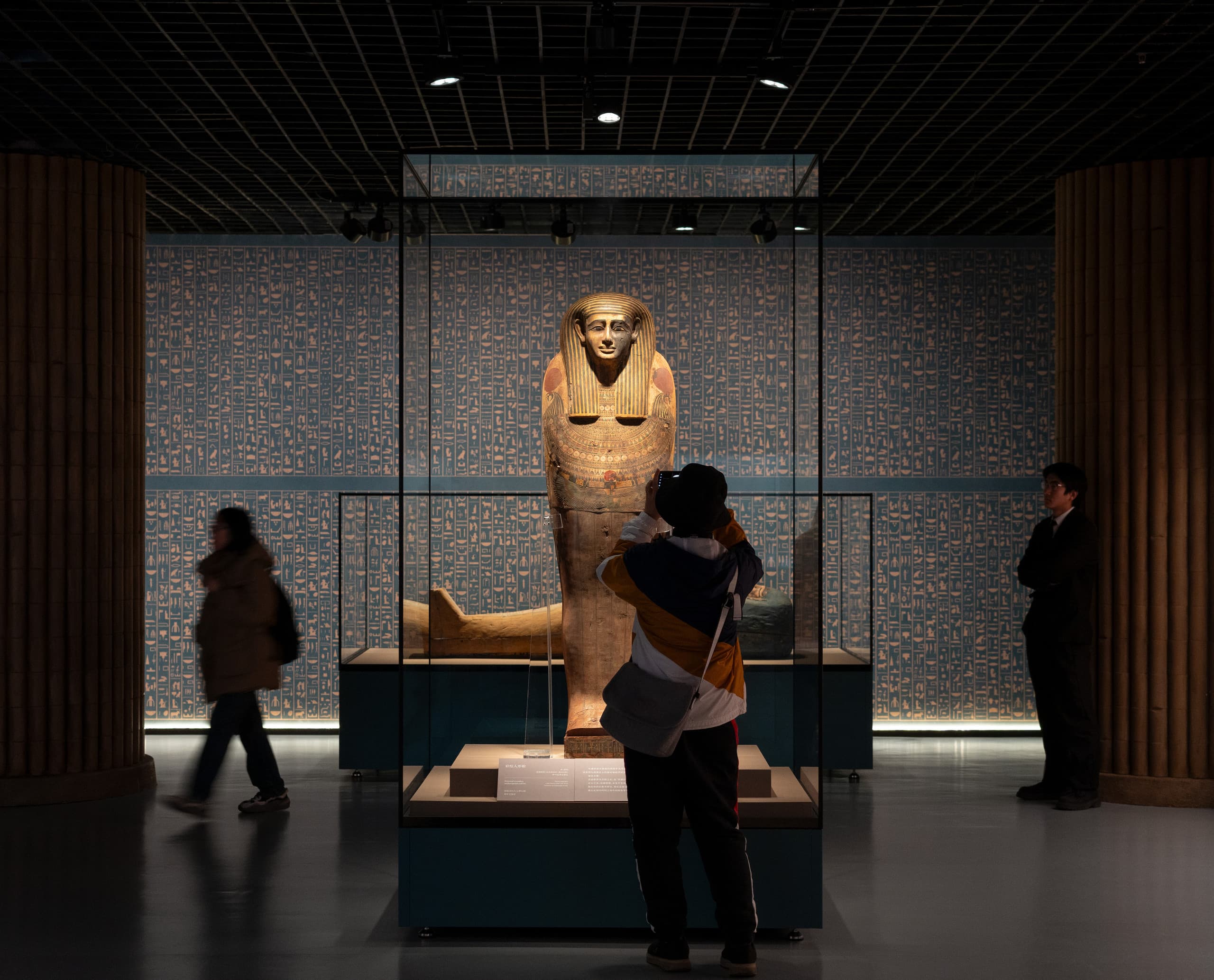 Ägyptischer Sarkophag im Shanghai Museum, beleuchtet mit ERCO LED-Leuchten.