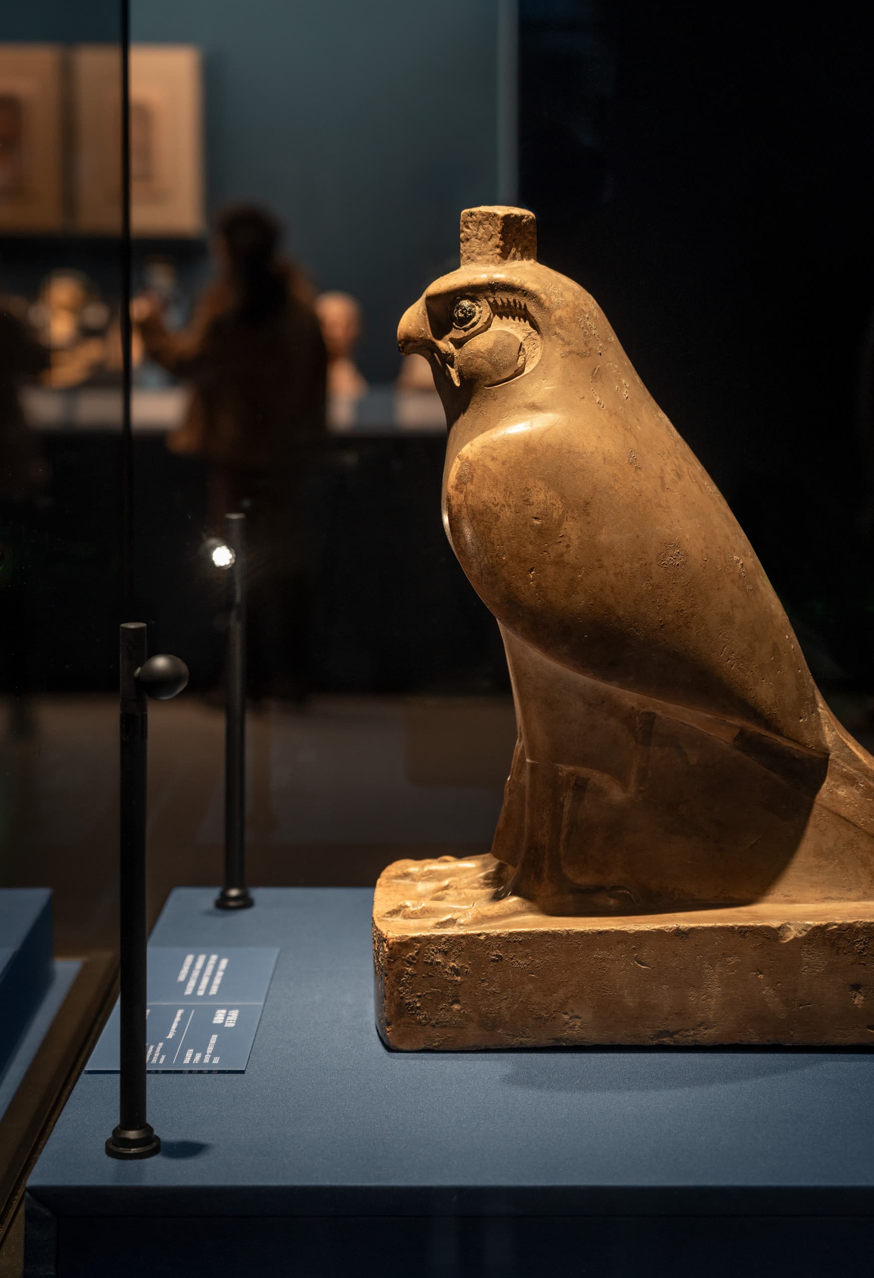 Horus-Falke Statue im Shanghai Museum, beleuchtet mit ERCO LED-Licht.