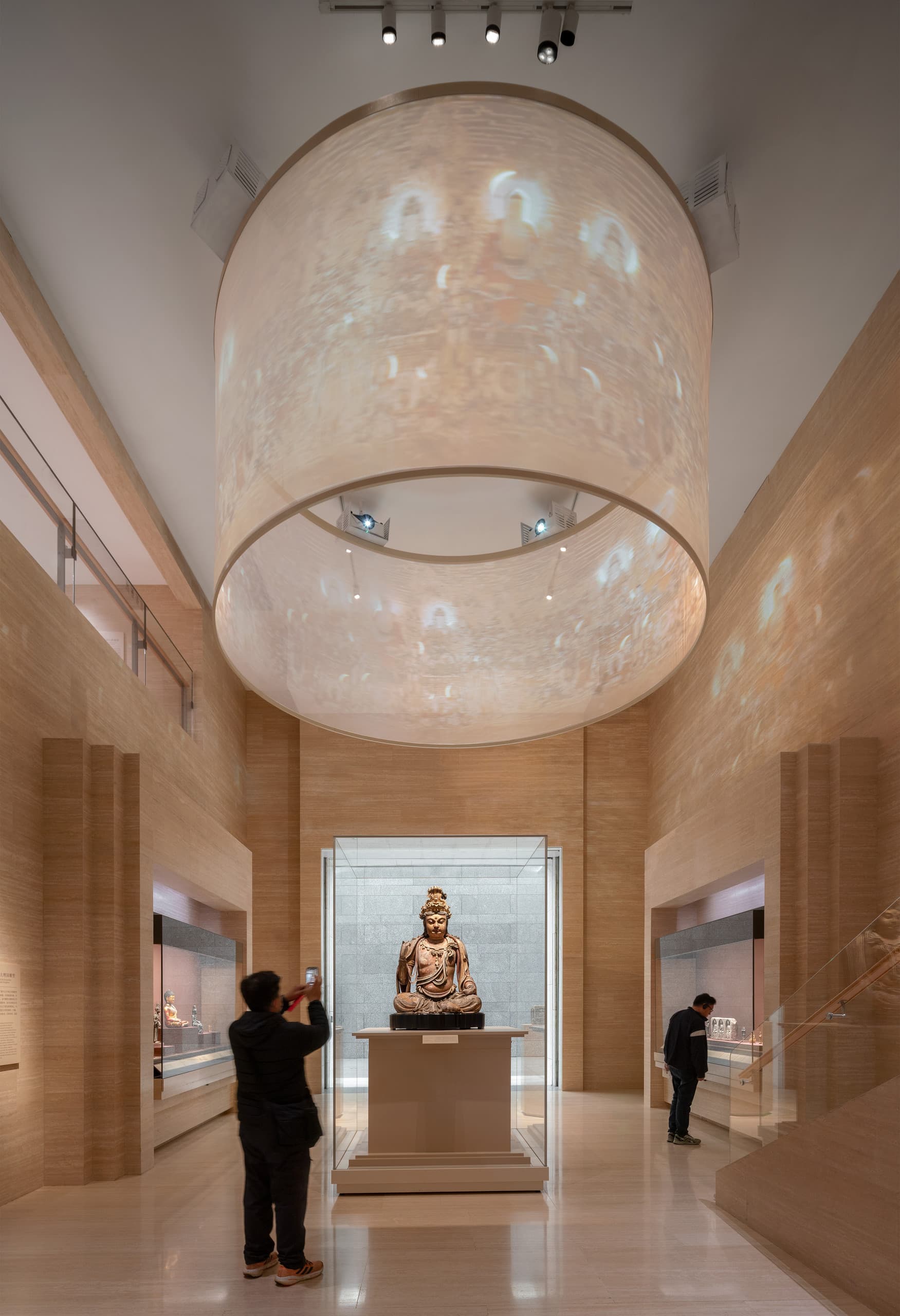 Shanghai Museum East: Buddha-Statue beleuchtet mit ERCO LED-Strahlern in der Bronze Gallery.
