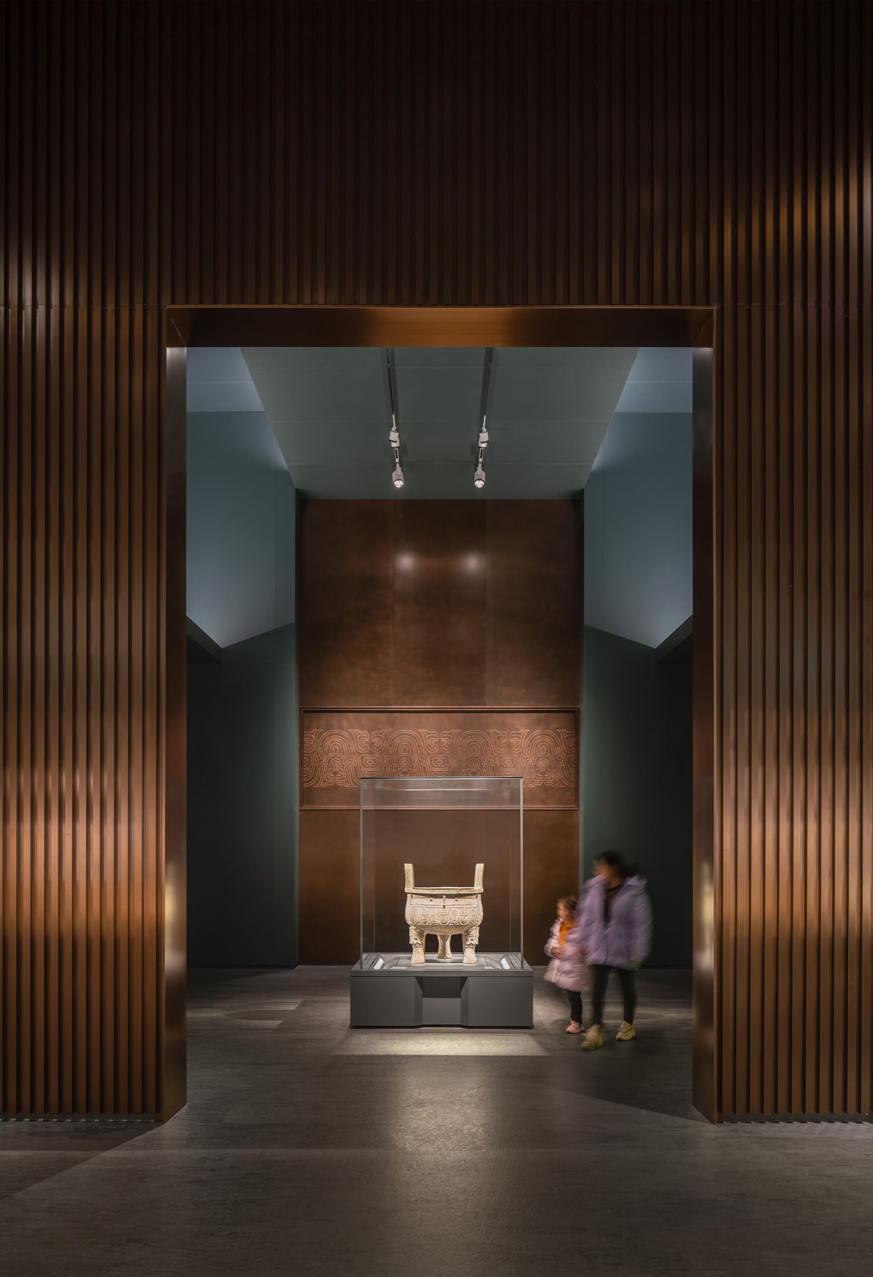Beleuchteter Bronzebehälter im Shanghai Museum East, ausgestellt mit ERCO-Strahlern für optimale Detailgenauigkeit.