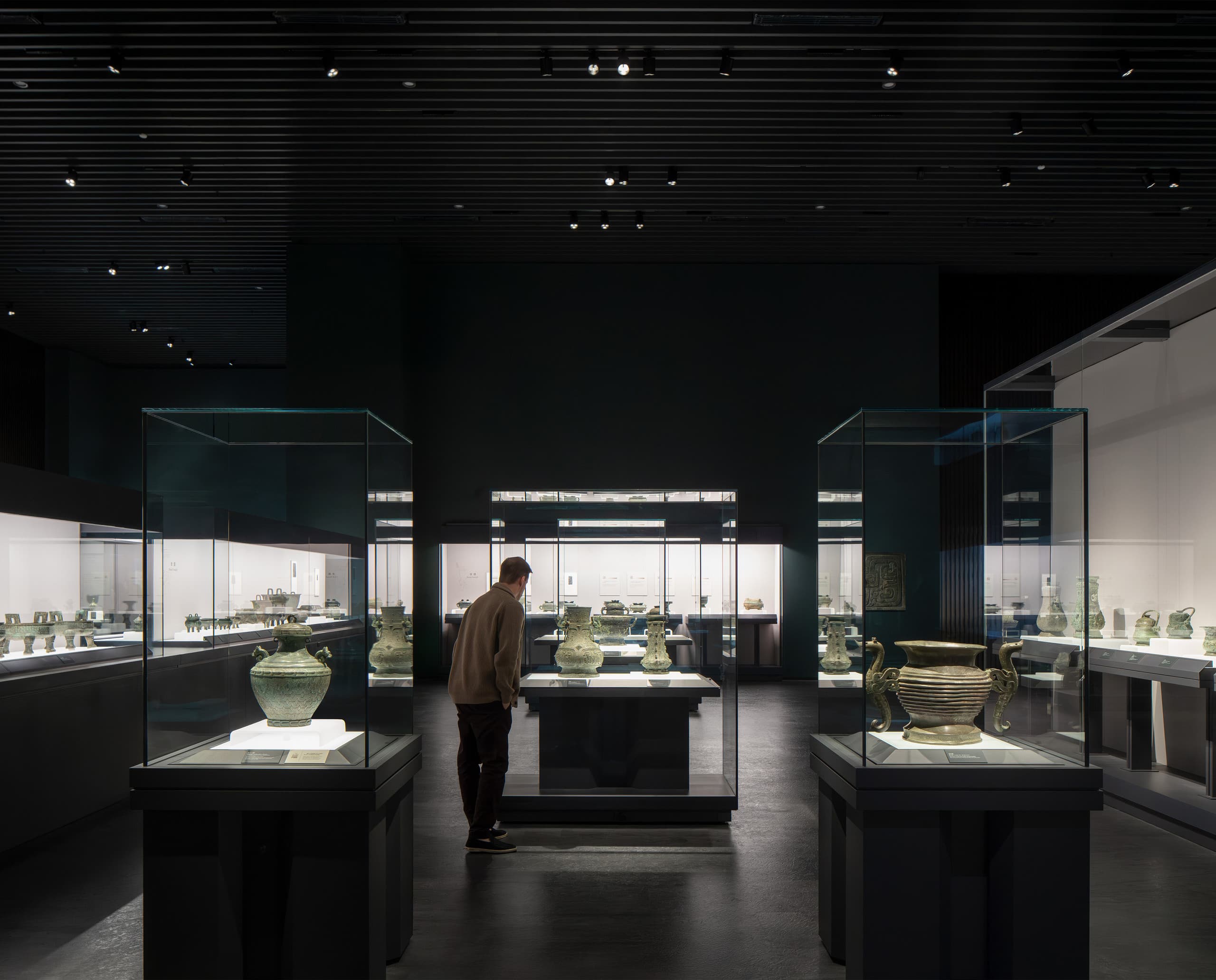 Shanghai Museum East: Beleuchtung von Bronzegefäßen in Vitrinen mit ERCO Strahlern.
