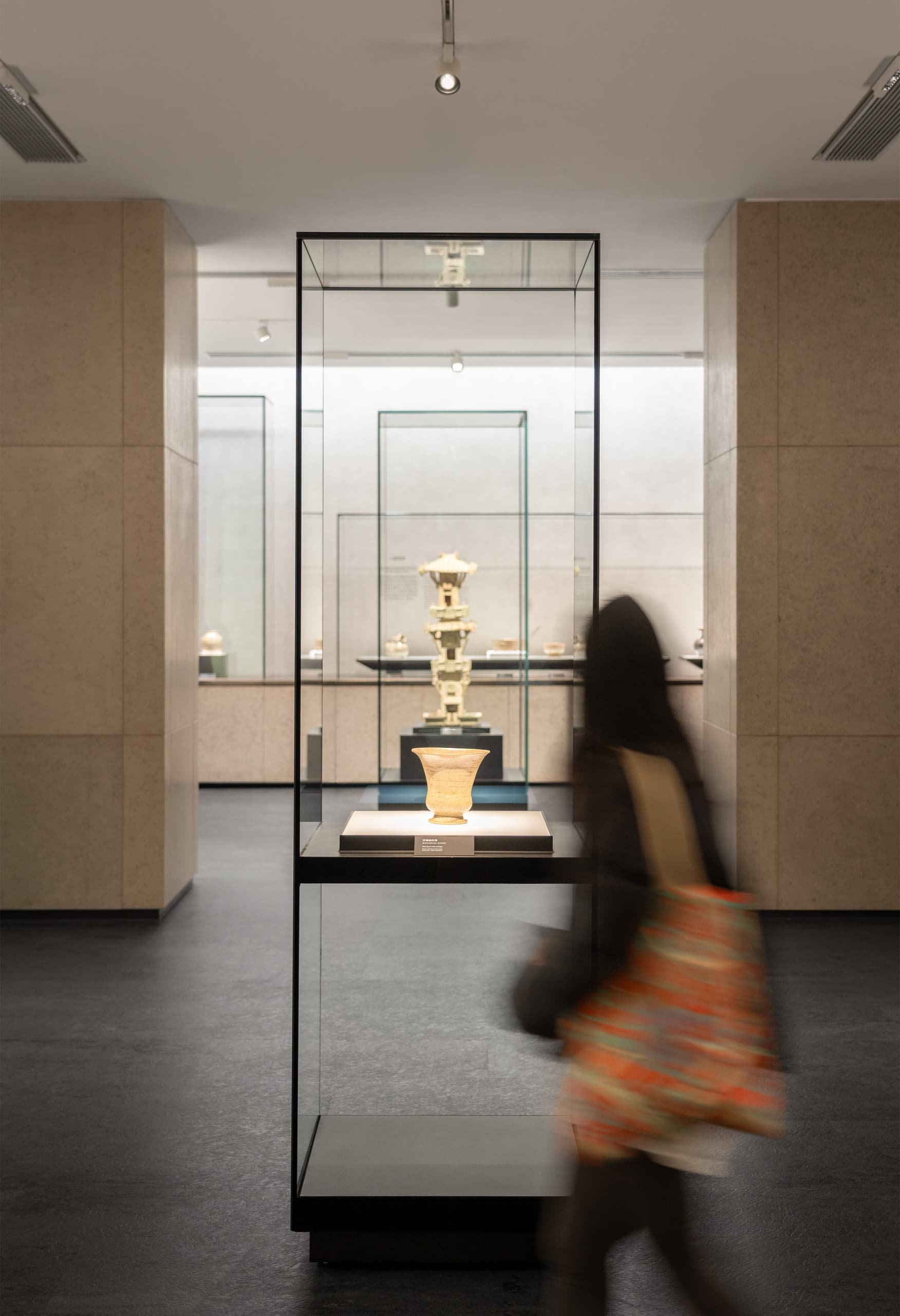 Beleuchtete Keramik in Vitrine im Shanghai Museum East, ausgestellt mit ERCO Strahlern.