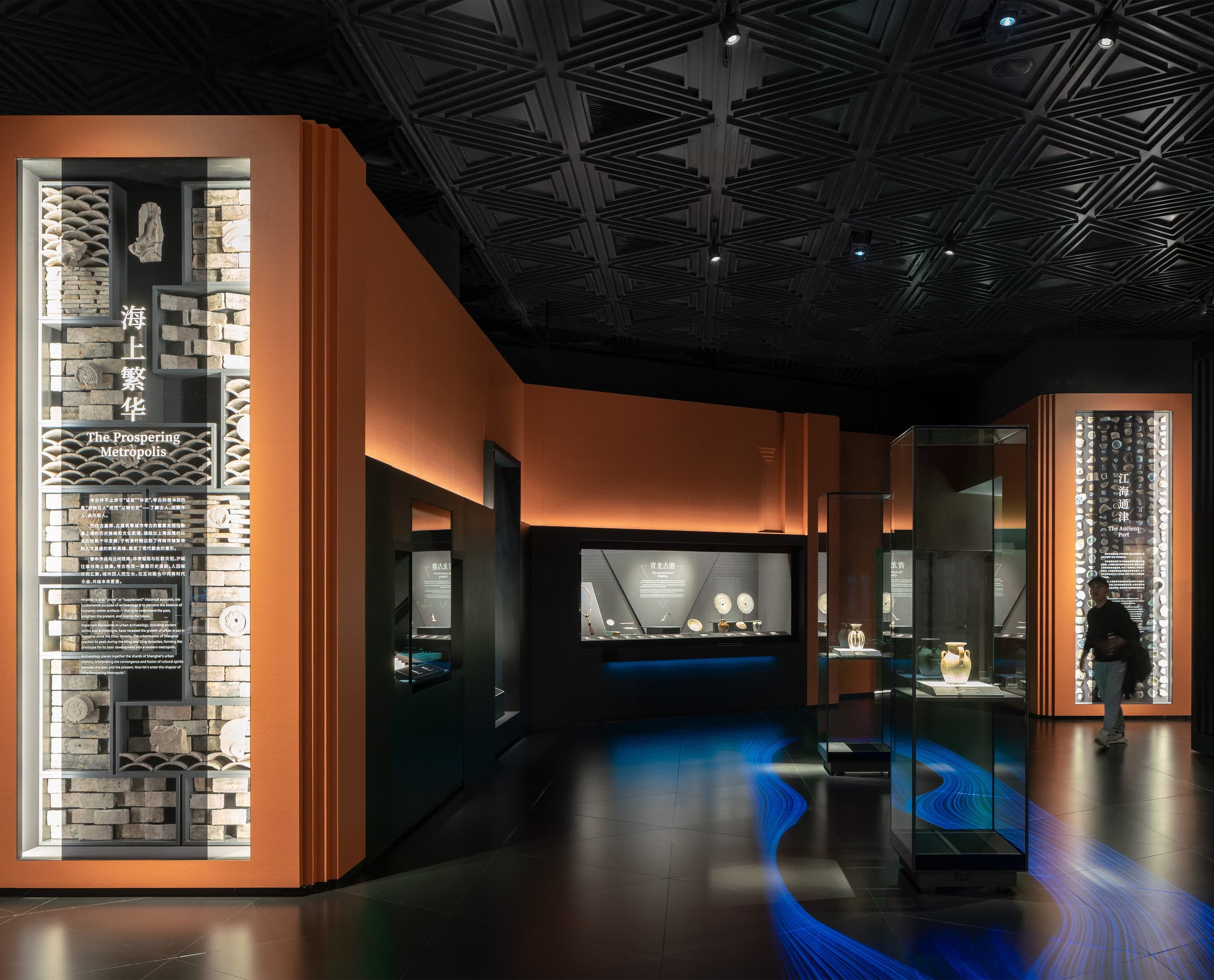 Shanghai Museum East: ERCO LED-Beleuchtung in der Bronze-Galerie, die historische Artefakte hervorhebt.
