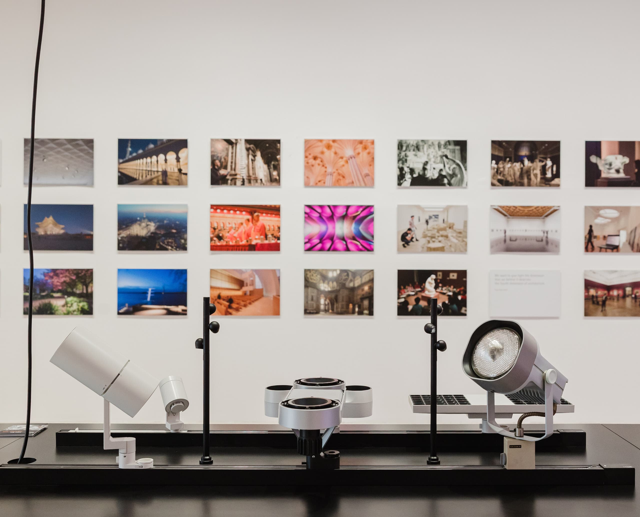 ERCO LED-Leuchten in der Light Box Ausstellung in Mailand, die Licht und Fotografie vereint.