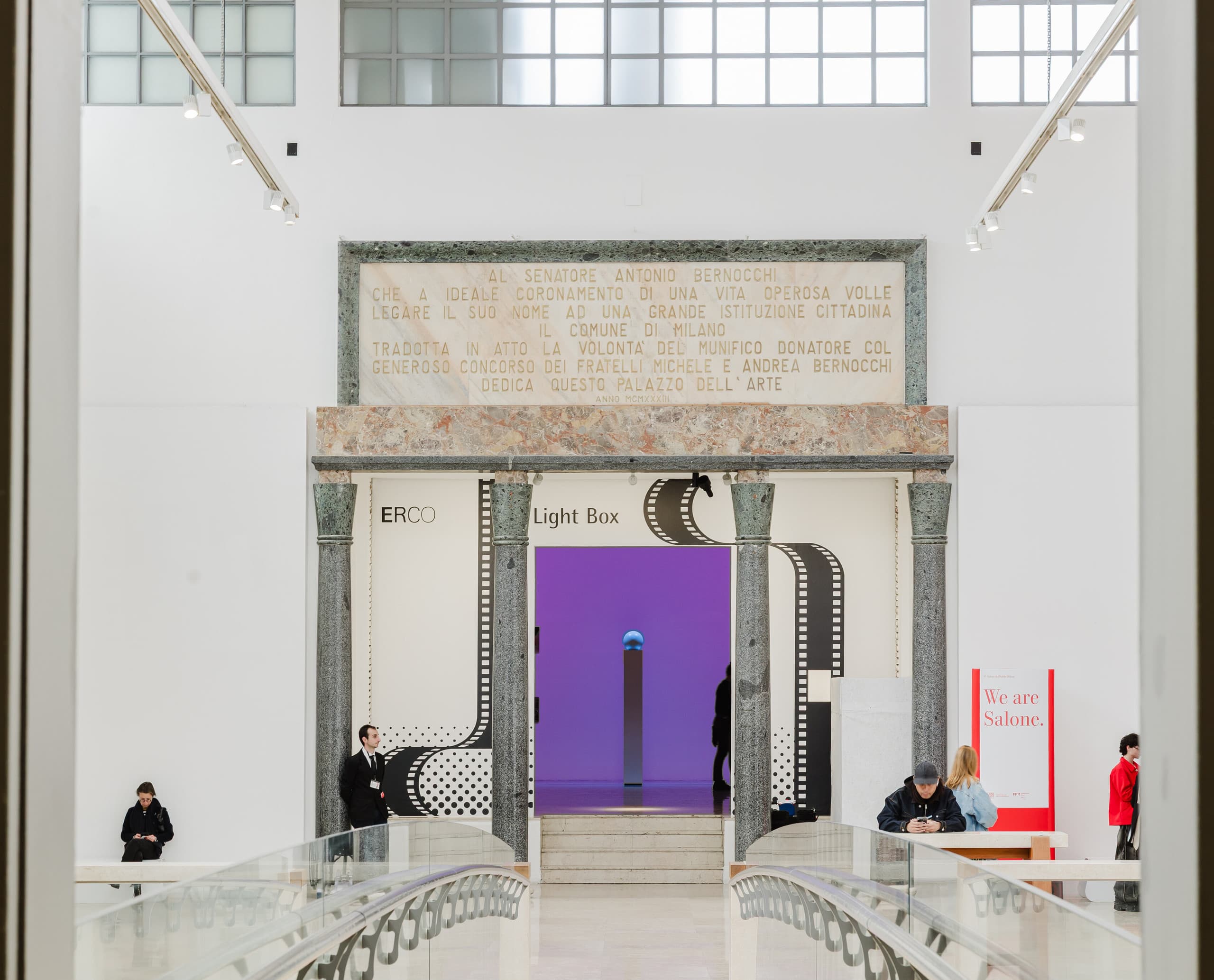 ERCO Light Box Ausstellung in Mailand, die Licht und Architektur durch Beleuchtungslösungen erlebbar macht.