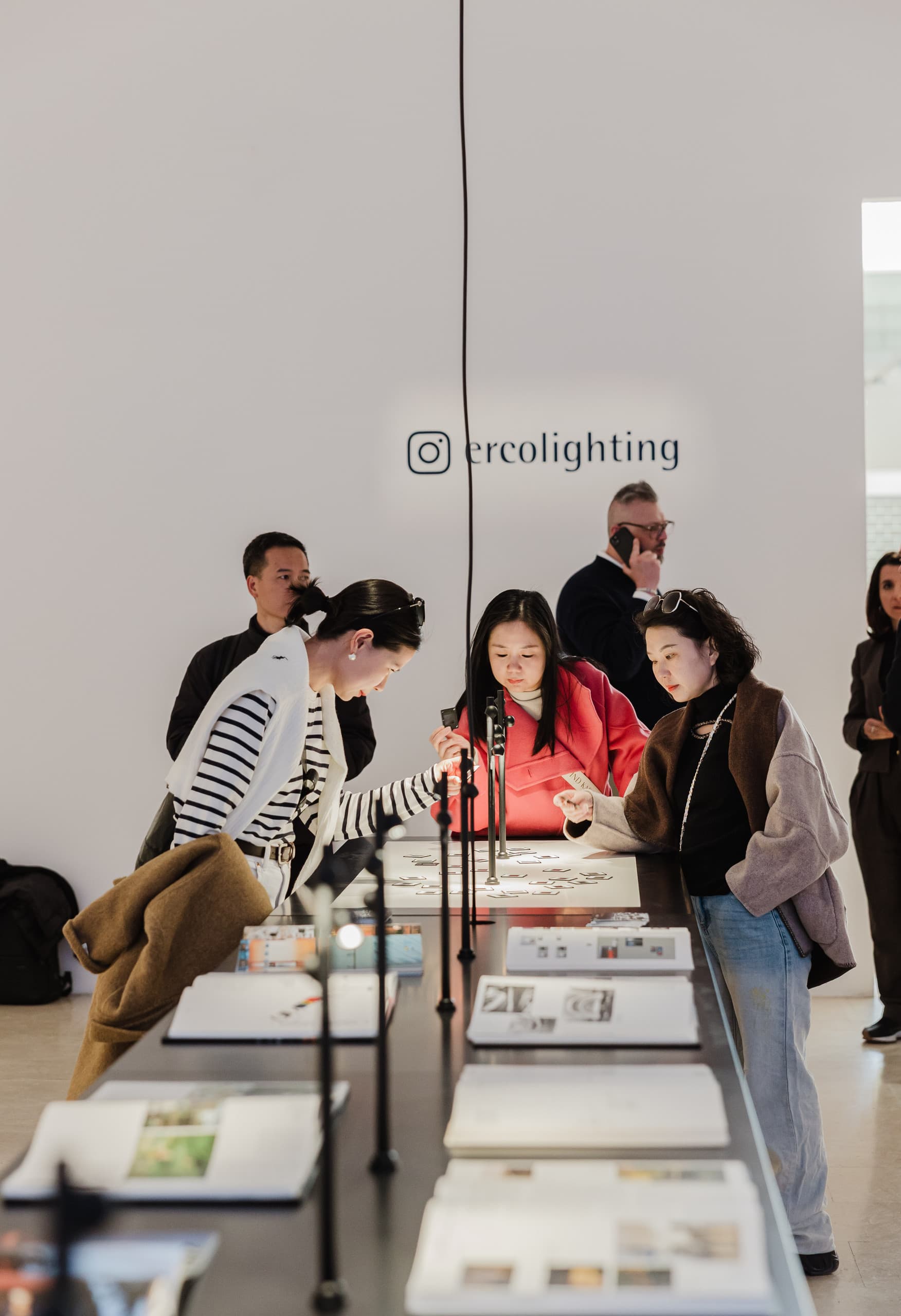 Besucher betrachten ERCO Lichtlösungen auf der ERCO Light Box Ausstellung in Mailand.