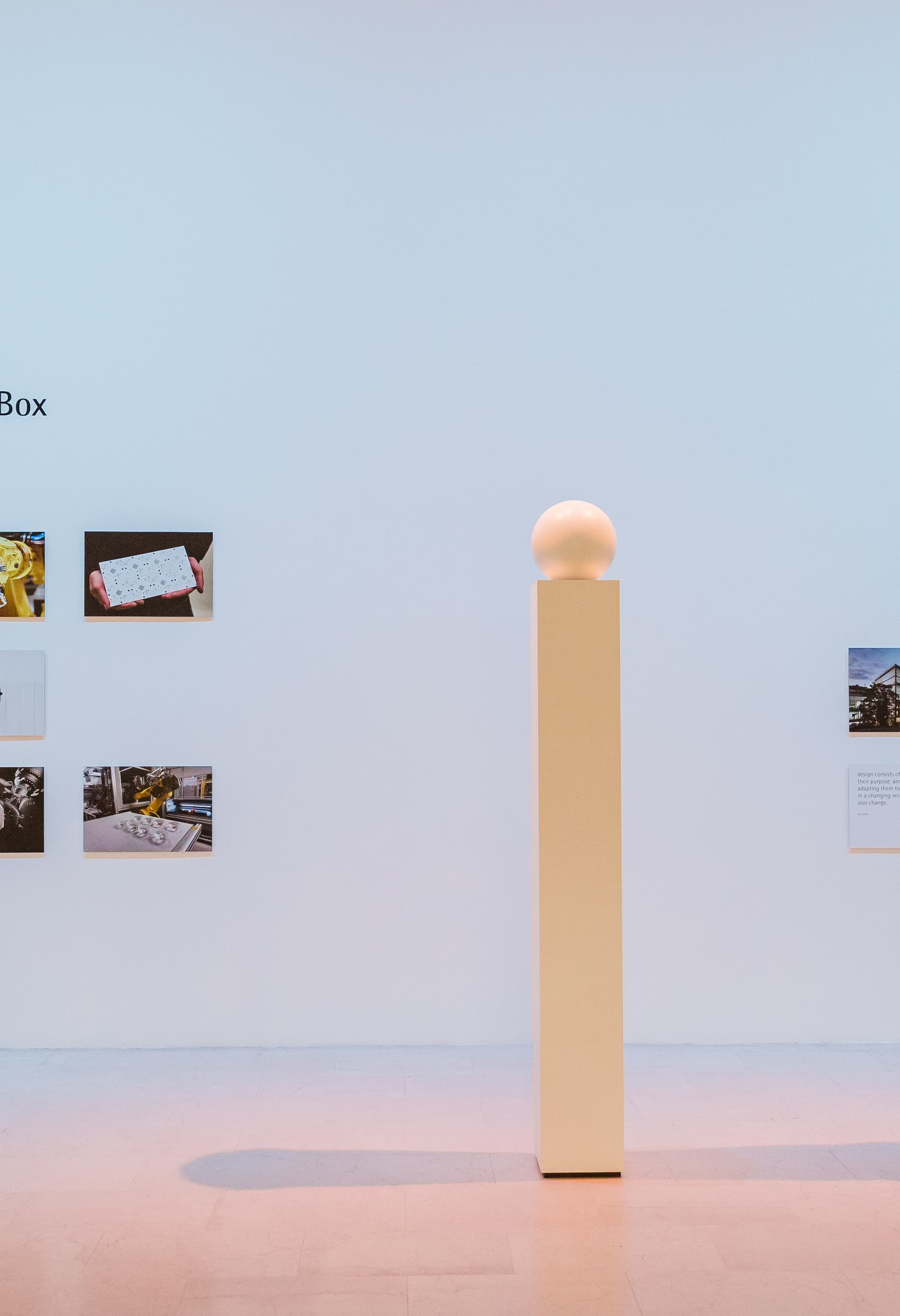 ERCO Light Box Ausstellung in Mailand mit LED-Beleuchtung und Fotografien.