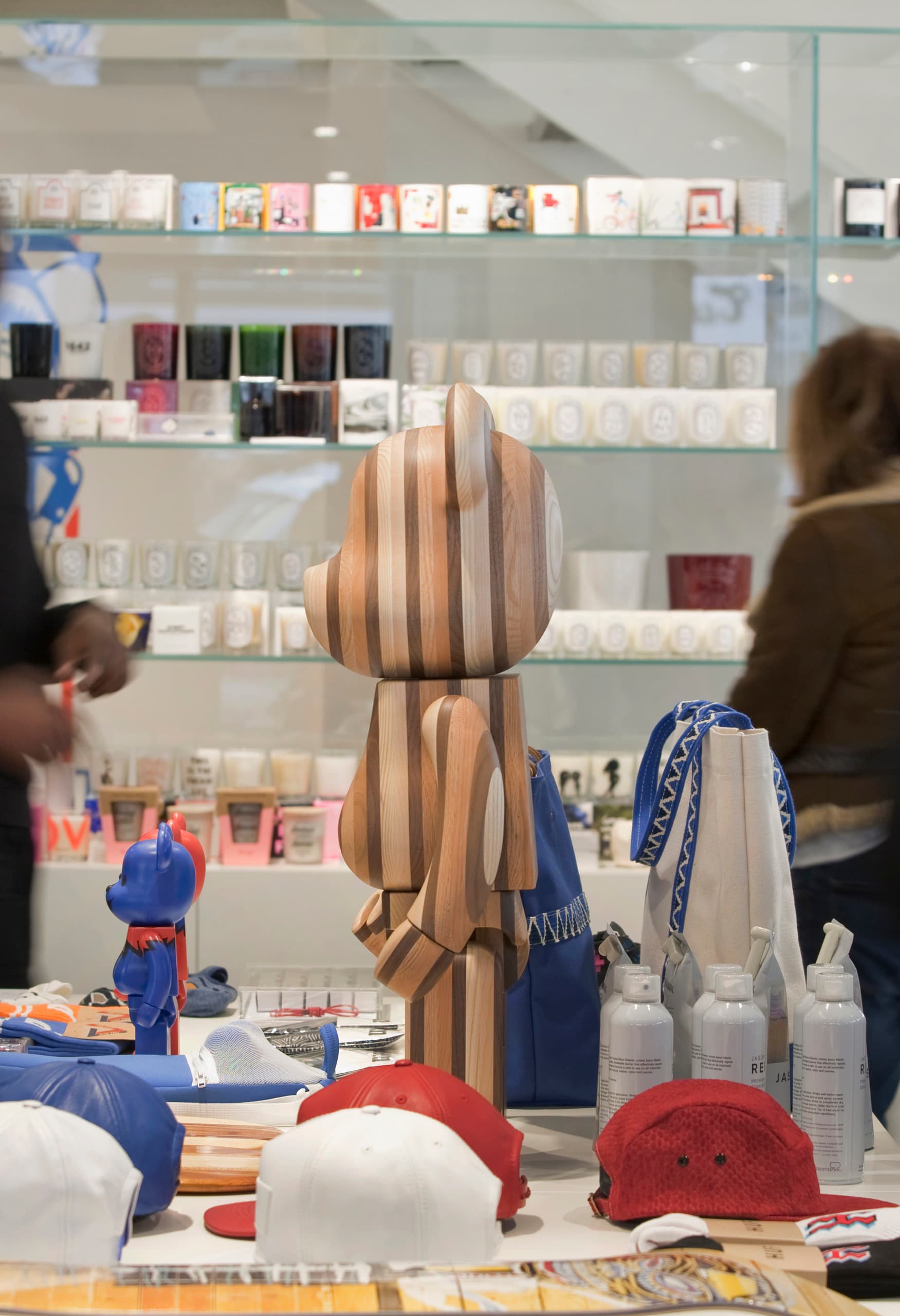 Colette Store in Paris: Ausgestellte Produkte unter ERCO LED-Beleuchtung.