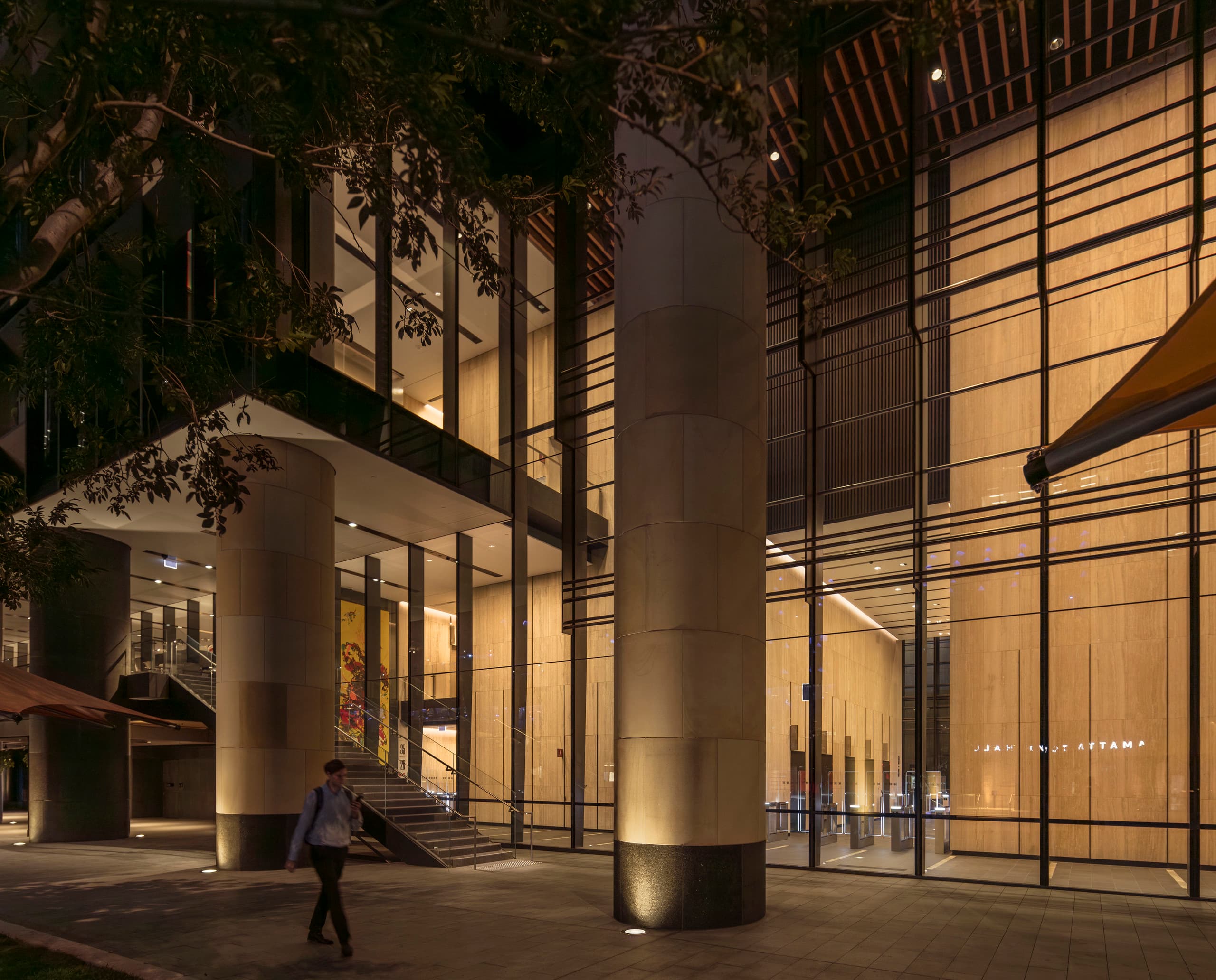 Parramatta Square bei Nacht: Beleuchtung der Fassade mit ERCO Licht für einladende Atmosphäre.
