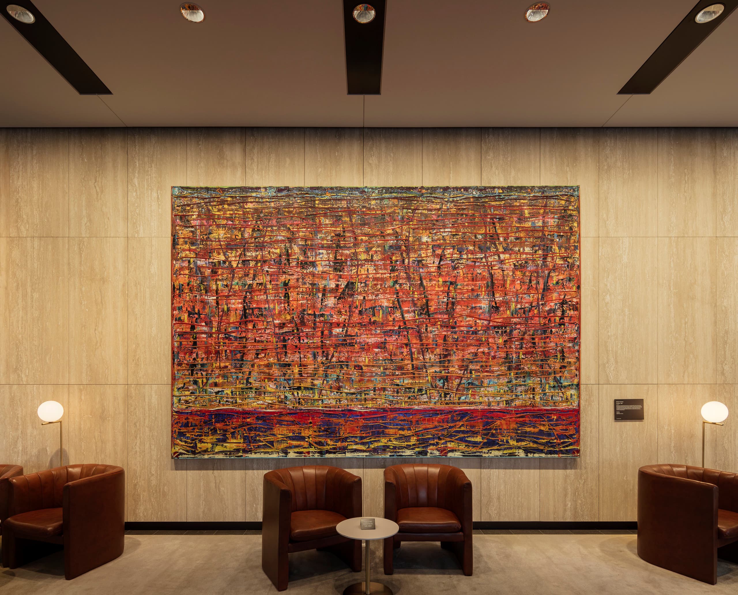 Lobby in Parramatta Square mit Kunstwerk und ERCO Beleuchtung für einladende Atmosphäre.