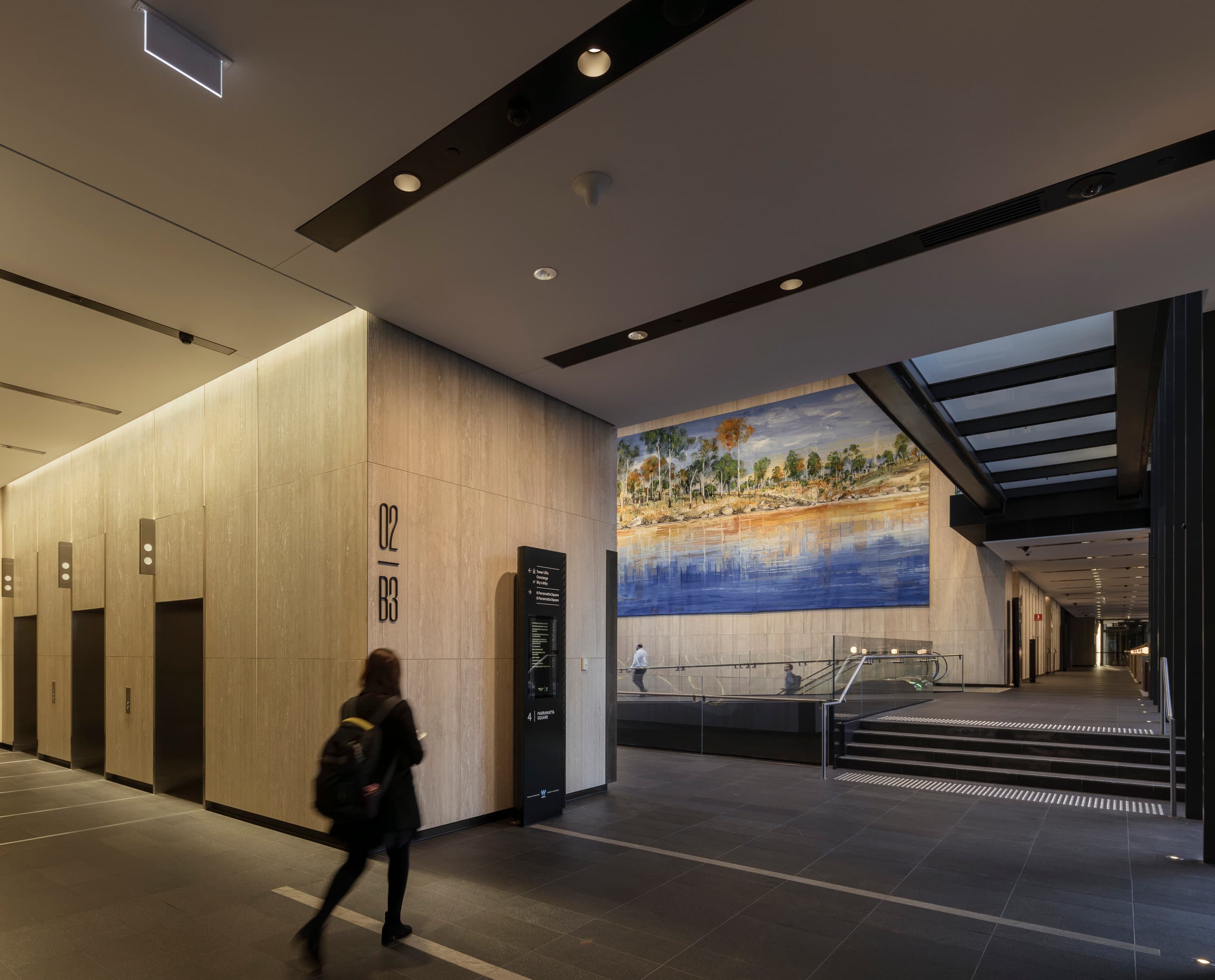 Innenansicht des Parramatta Square in Sydney mit ERCO Beleuchtung und Kunstwerken.