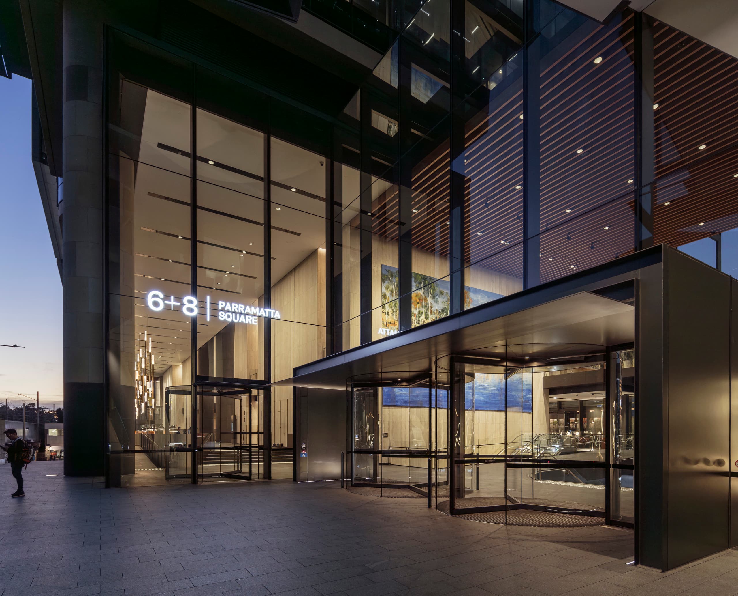 Eingang zu 6+8 Parramatta Square, Sydney, mit ERCO Beleuchtung für einladende Atmosphäre.