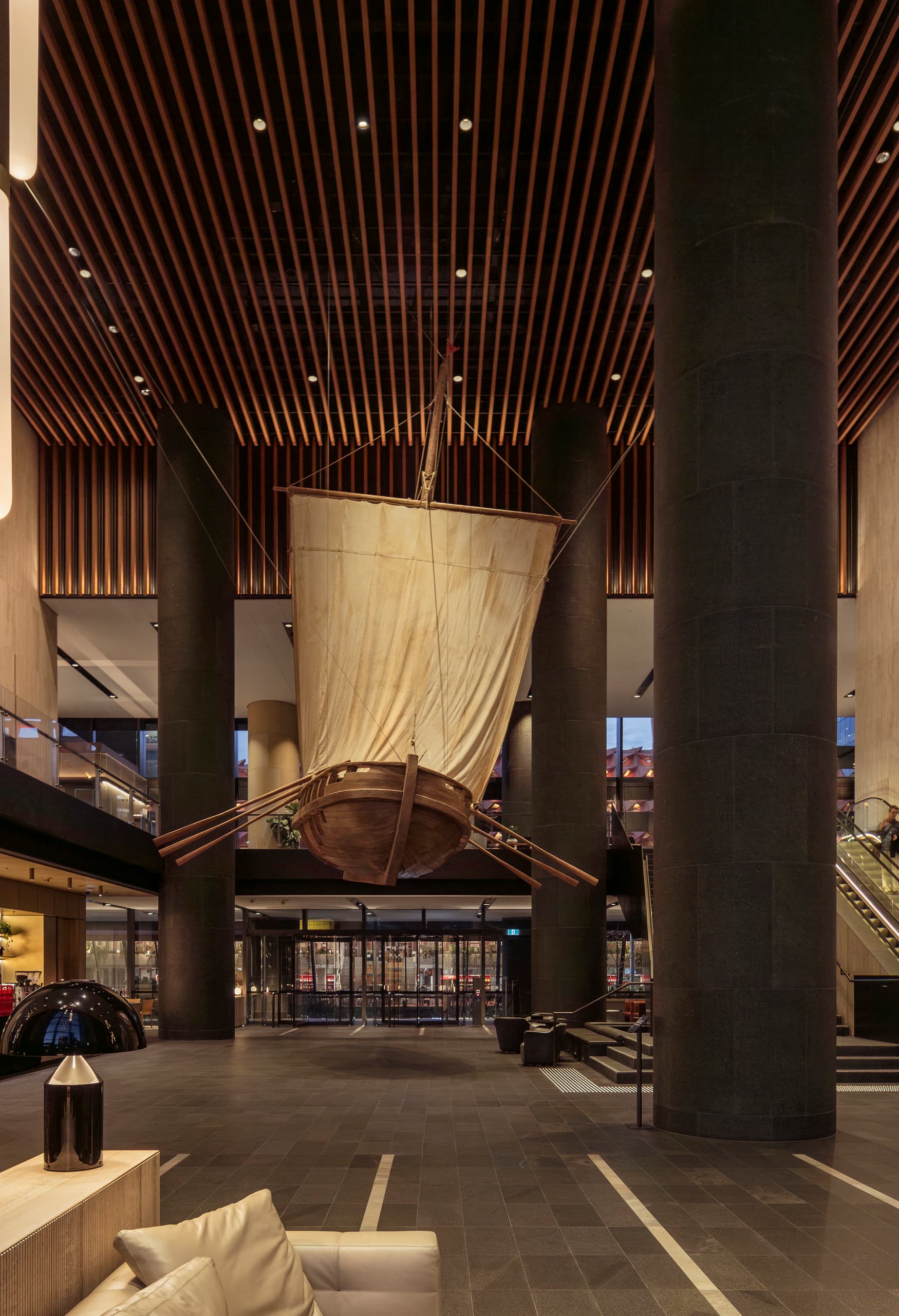 Parramatta Square Lobby mit Bootskunstwerk und ERCO Beleuchtung.
