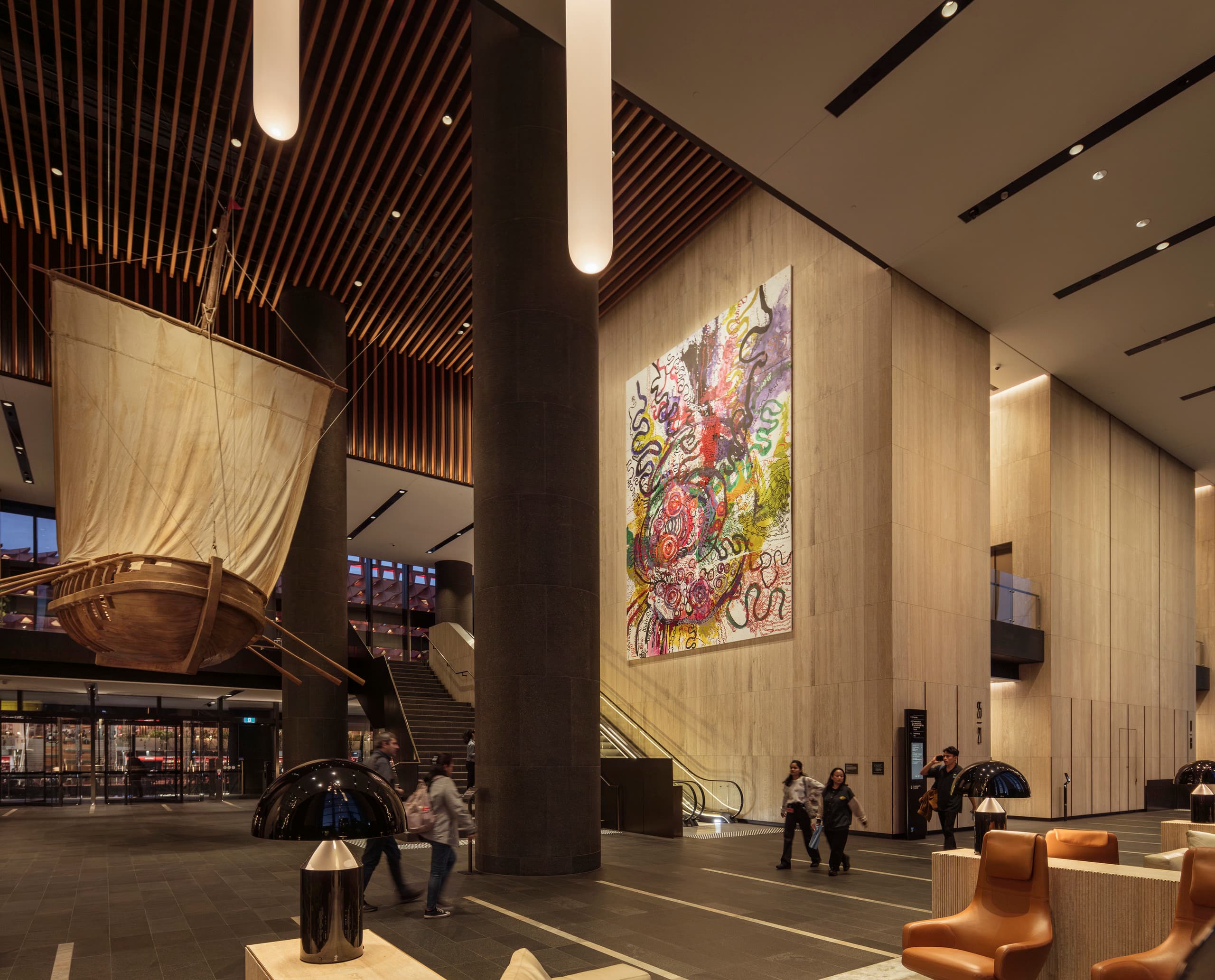 Parramatta Square Lobby mit Kunstwerken und ERCO Beleuchtung.