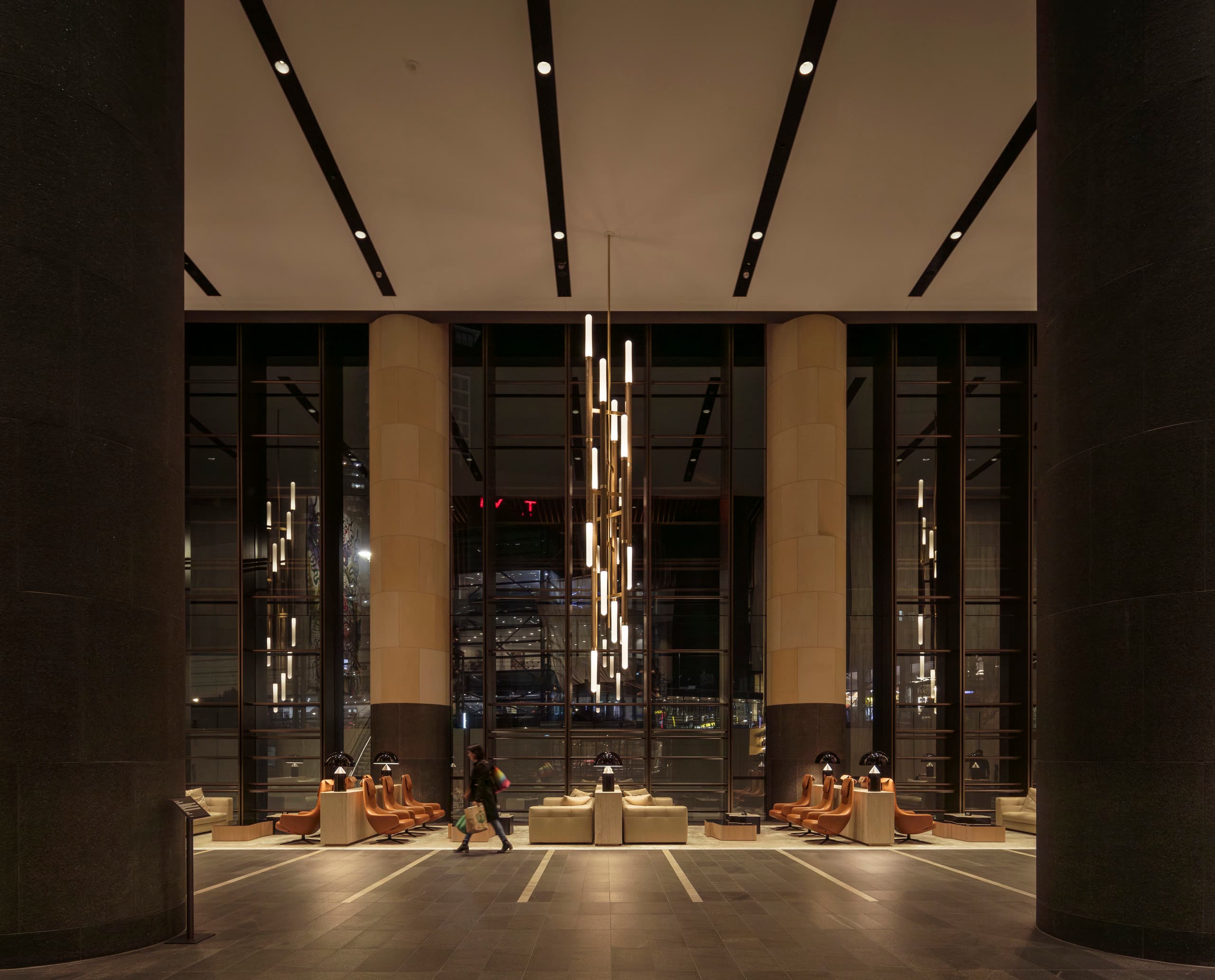 Parramatta Square Lobby mit ERCO Beleuchtung, die eine einladende Atmosphäre schafft.
