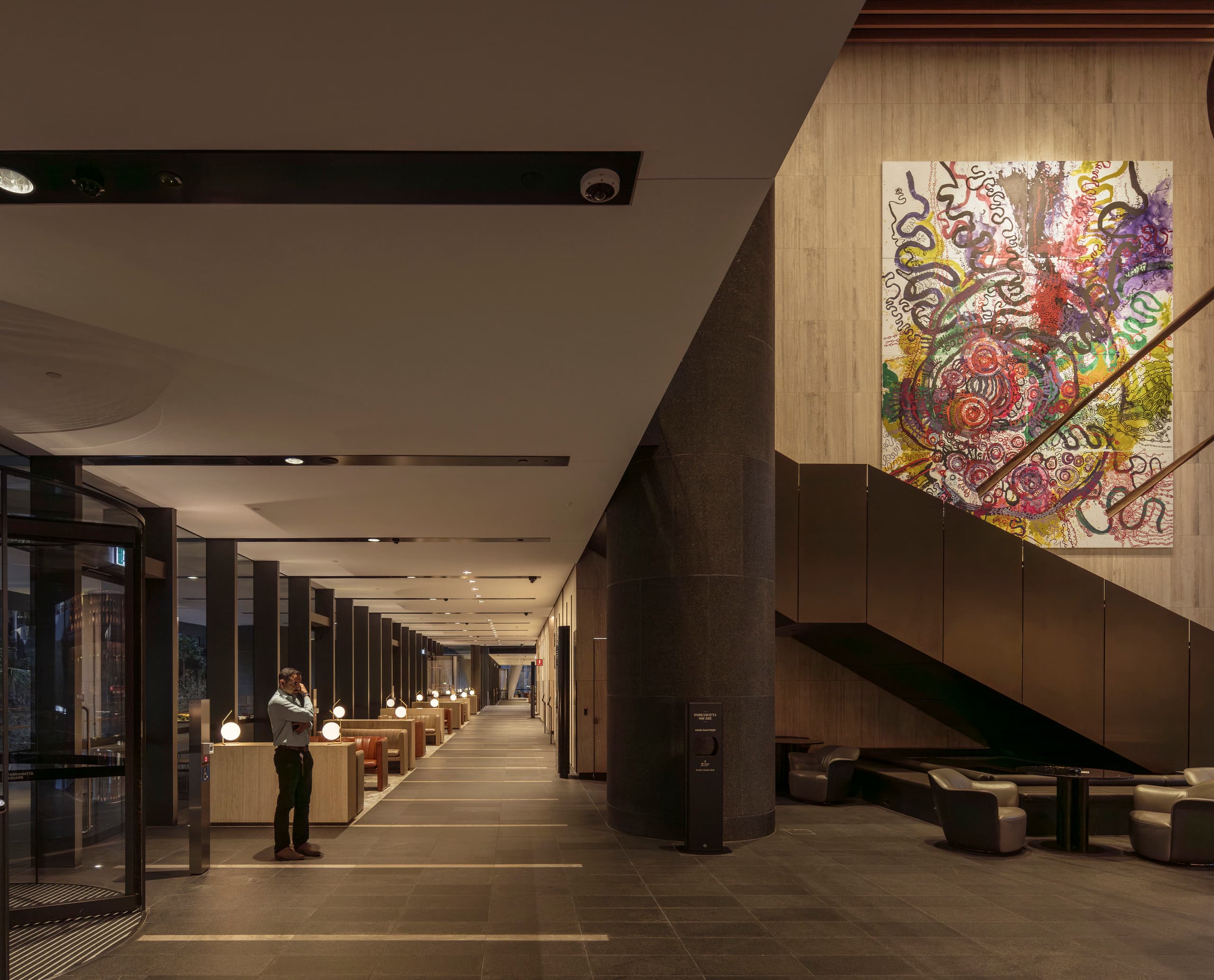 Parramatta Square Lobby mit ERCO Beleuchtung und Kunstwerk, das einladendes Ambiente in Sydney schafft.