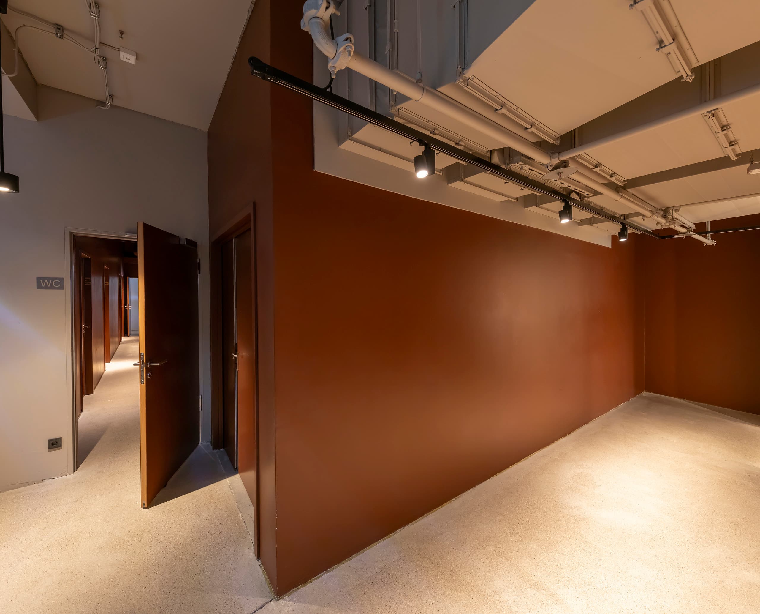 ERCO Optec New Strahler an Schienensystem im NICA Jazz Club, Hamburg, für gezielte Lichtakzente und blendfreie Beleuchtung.