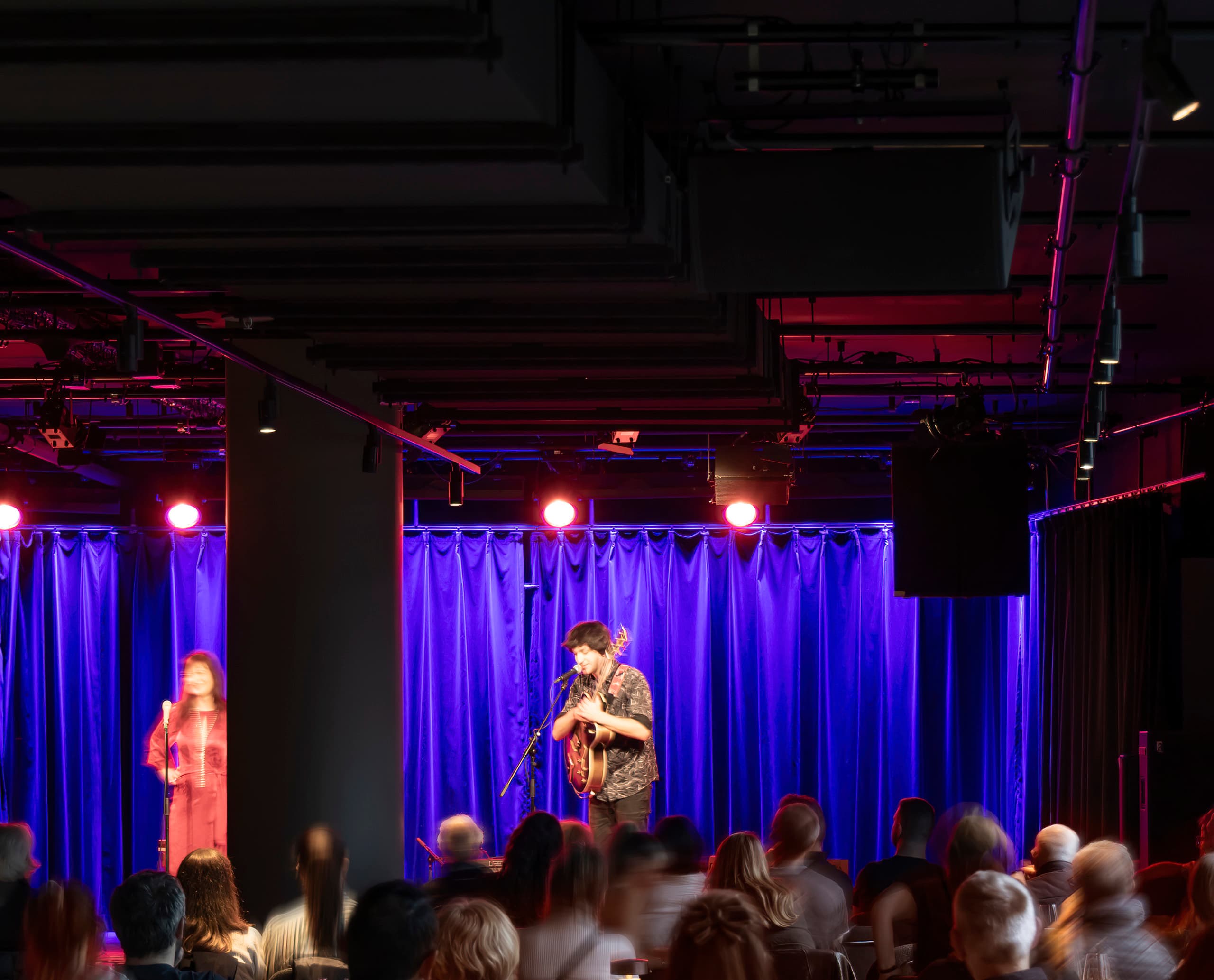 Jazz-Konzert im NICA Jazz Club, Hamburg, beleuchtet mit ERCO Optec New Strahlern für intime Atmosphäre.
