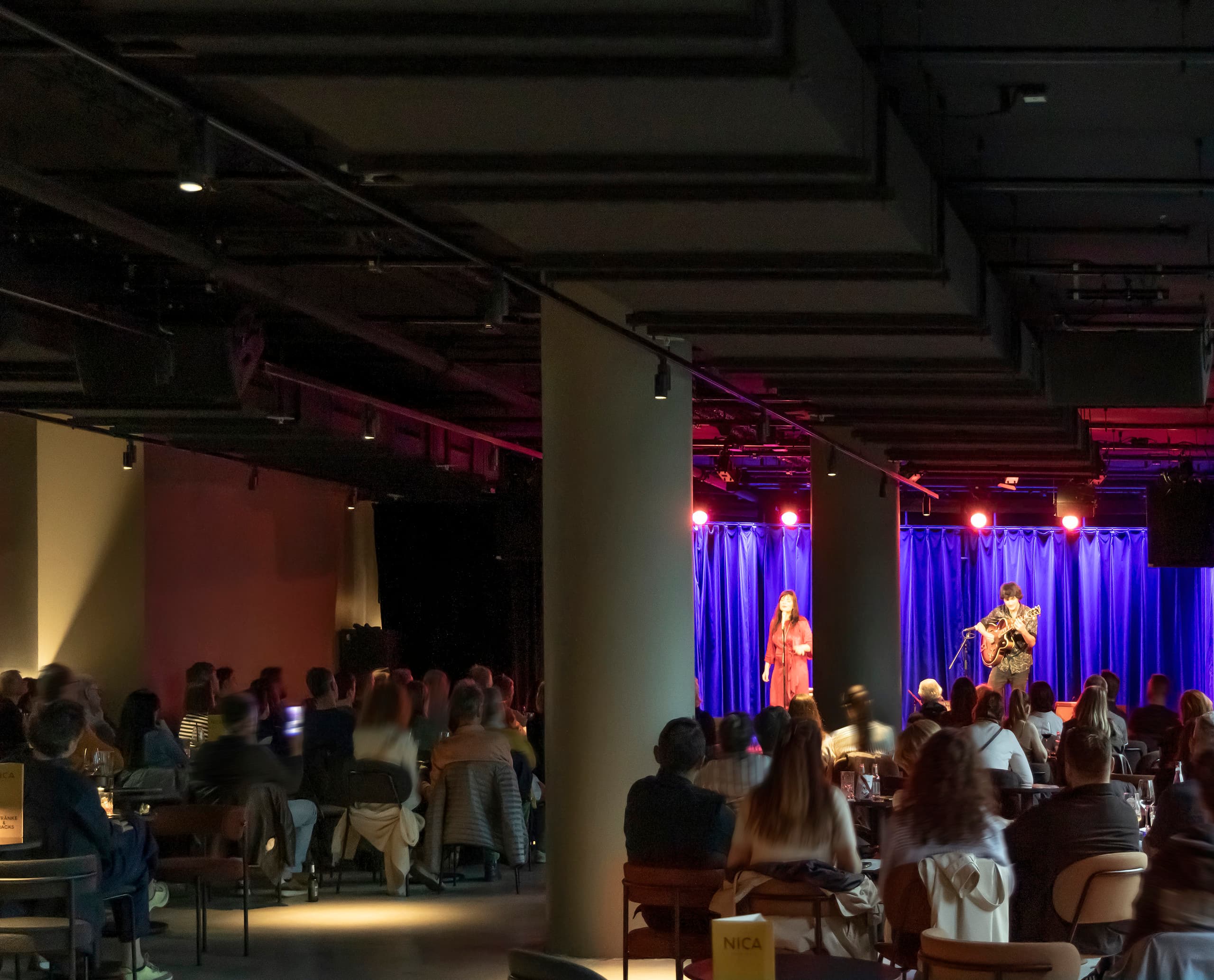 Jazz-Konzert im NICA Jazz Club, Hamburg, beleuchtet mit ERCO Optec New Strahlern für intime Atmosphäre.
