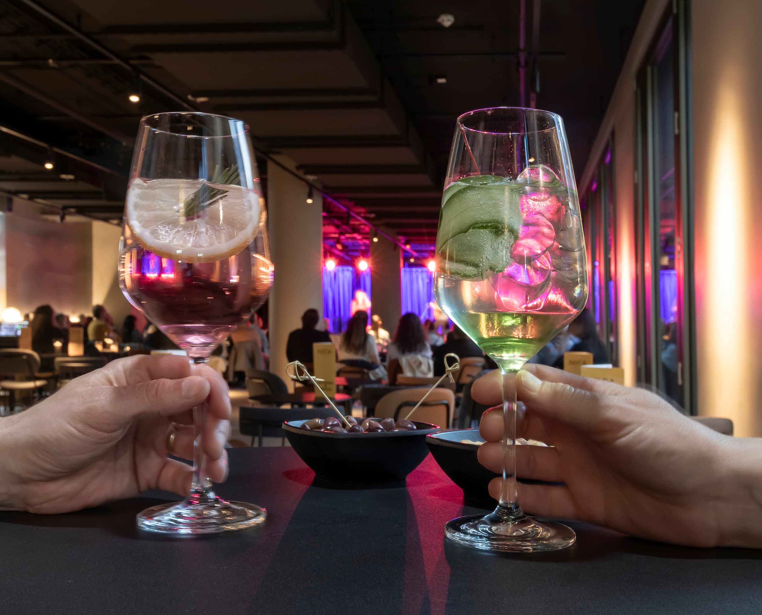 Cocktails im NICA Jazz Club, Hamburg, beleuchtet mit ERCO Licht für eine stimmungsvolle Atmosphäre.